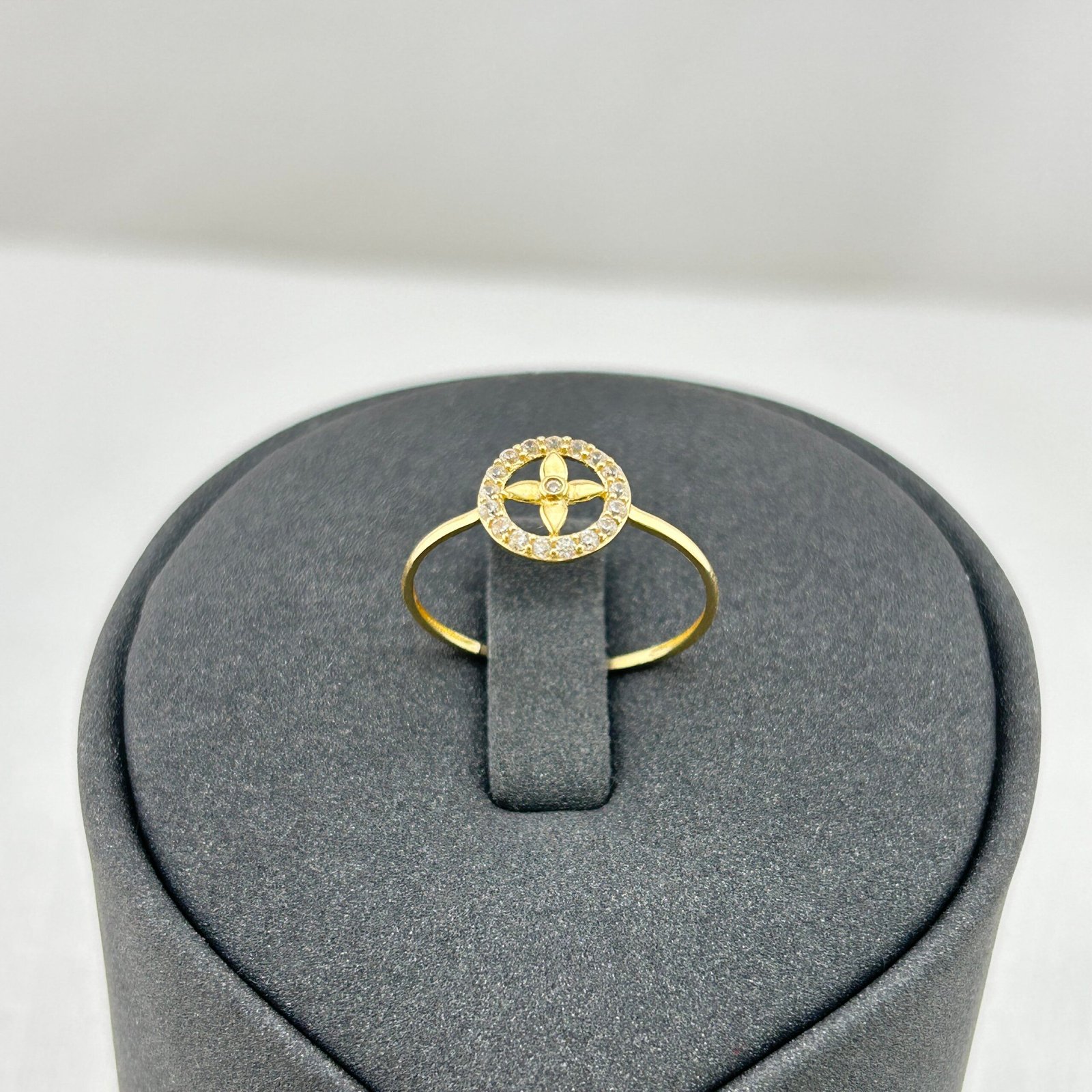 خاتم ذهب عيار 18 بتصميم نجمة البوصلة الإيطالية بزركون لامع من جولدانا