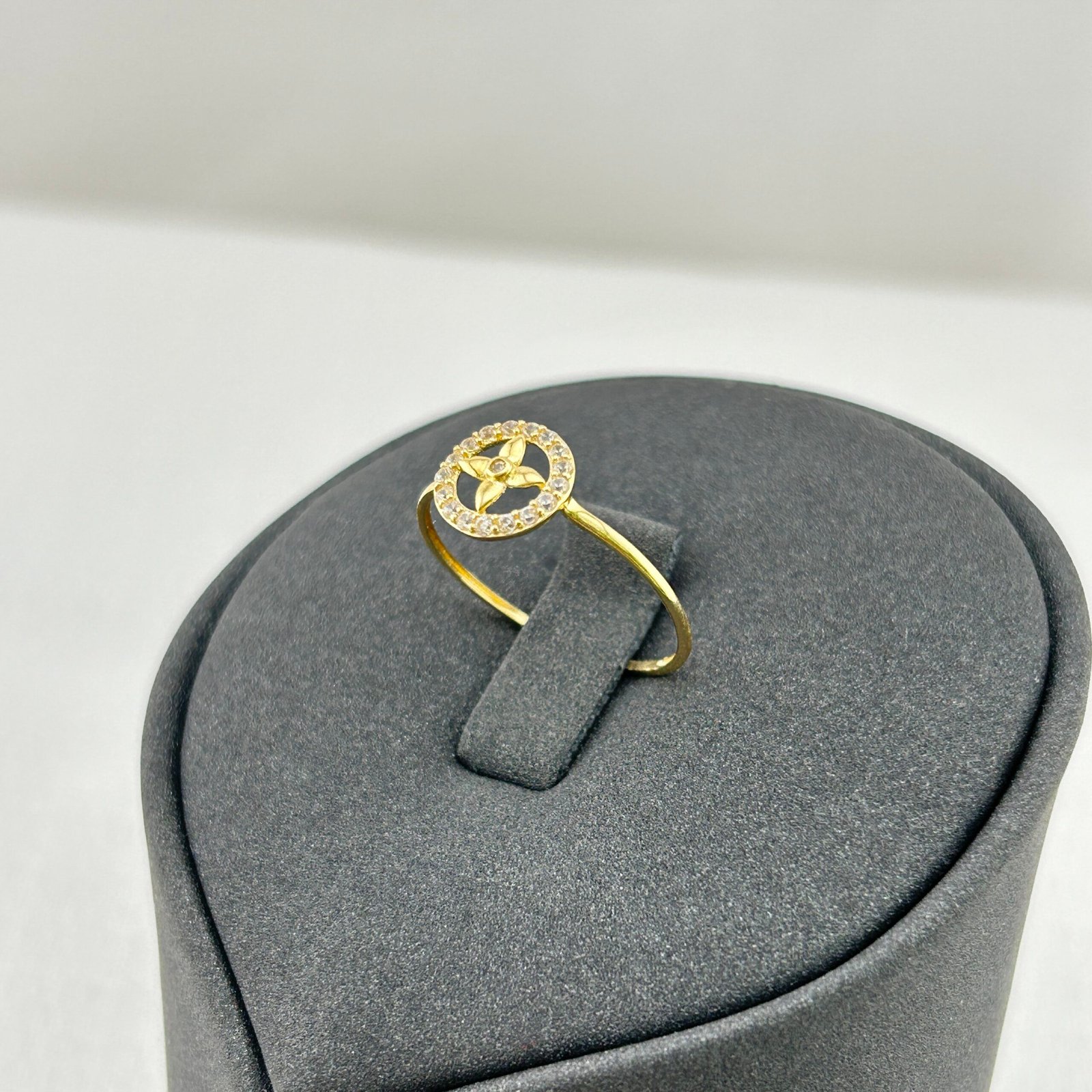 خاتم ذهب عيار 18 خاتم ذهب عيار 18 بتصميم نجمة البوصلة الإيطالية بزركون لامع من جولدانا