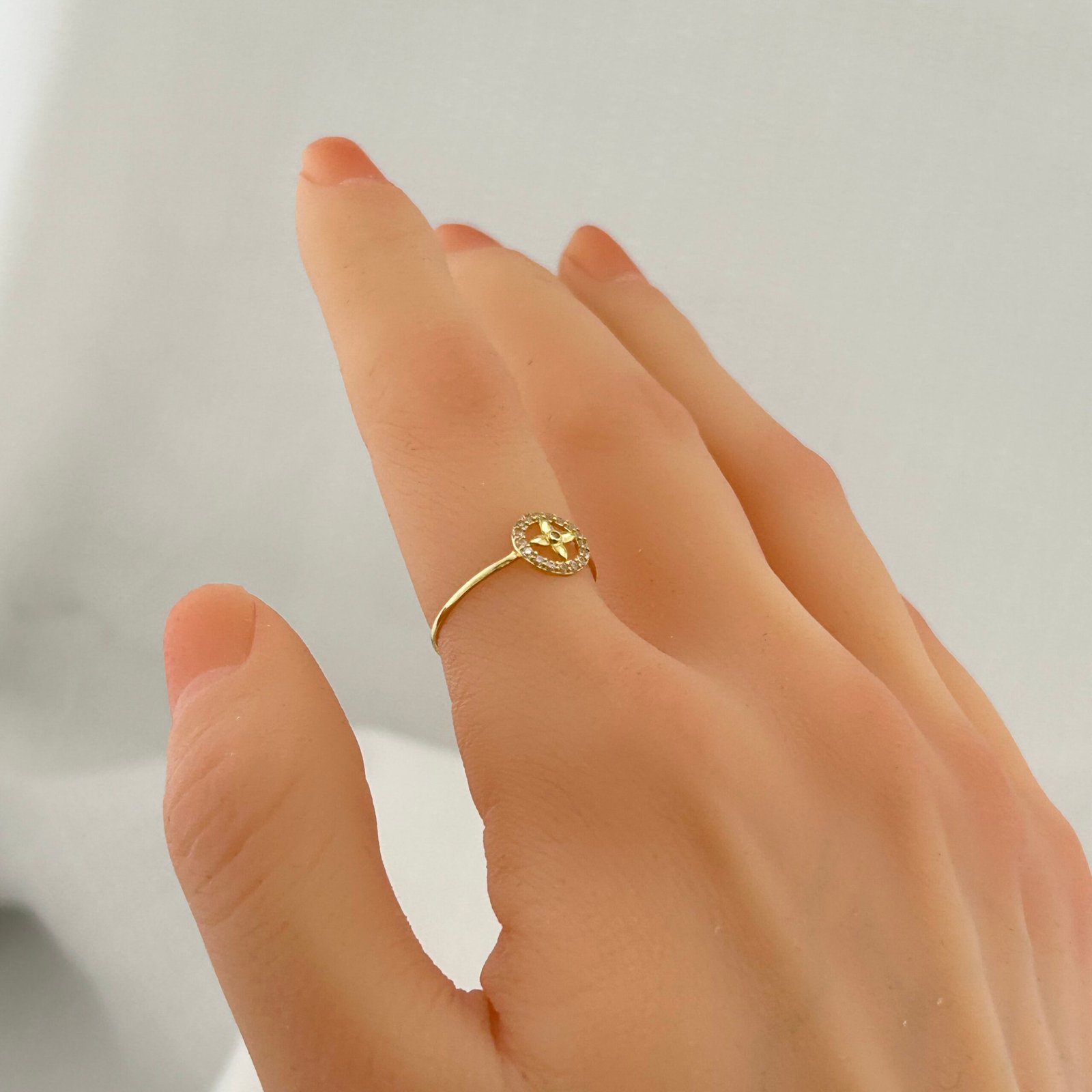 خاتم ذهب عيار 18 خاتم ذهب عيار 18 بتصميم نجمة البوصلة الإيطالية بزركون لامع من جولدانا