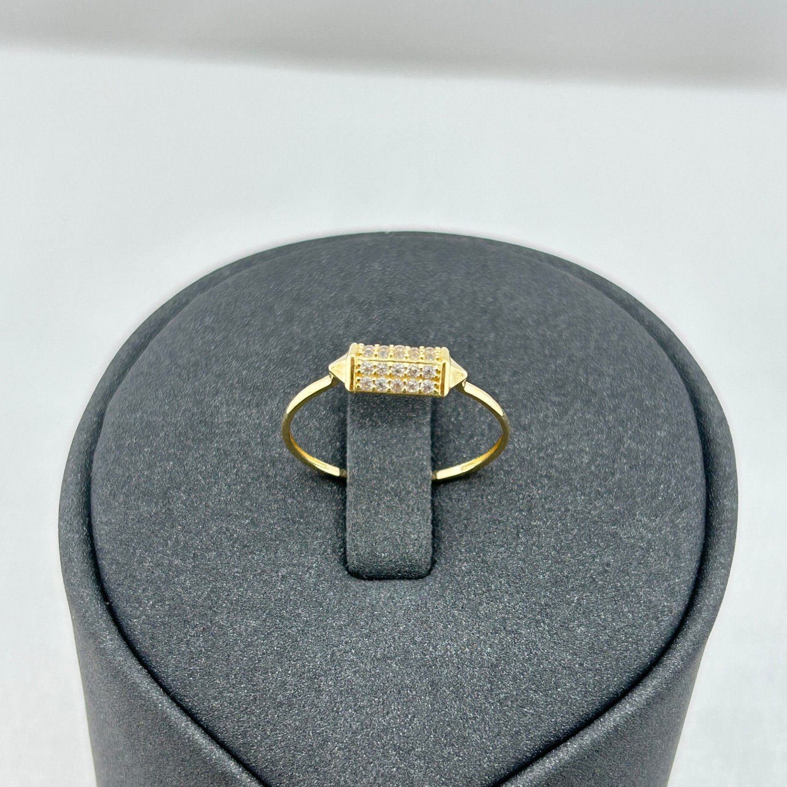 خاتم ذهب عيار 18 بتصميم لوحة مرصعة بزركون أنيق من جولدانا