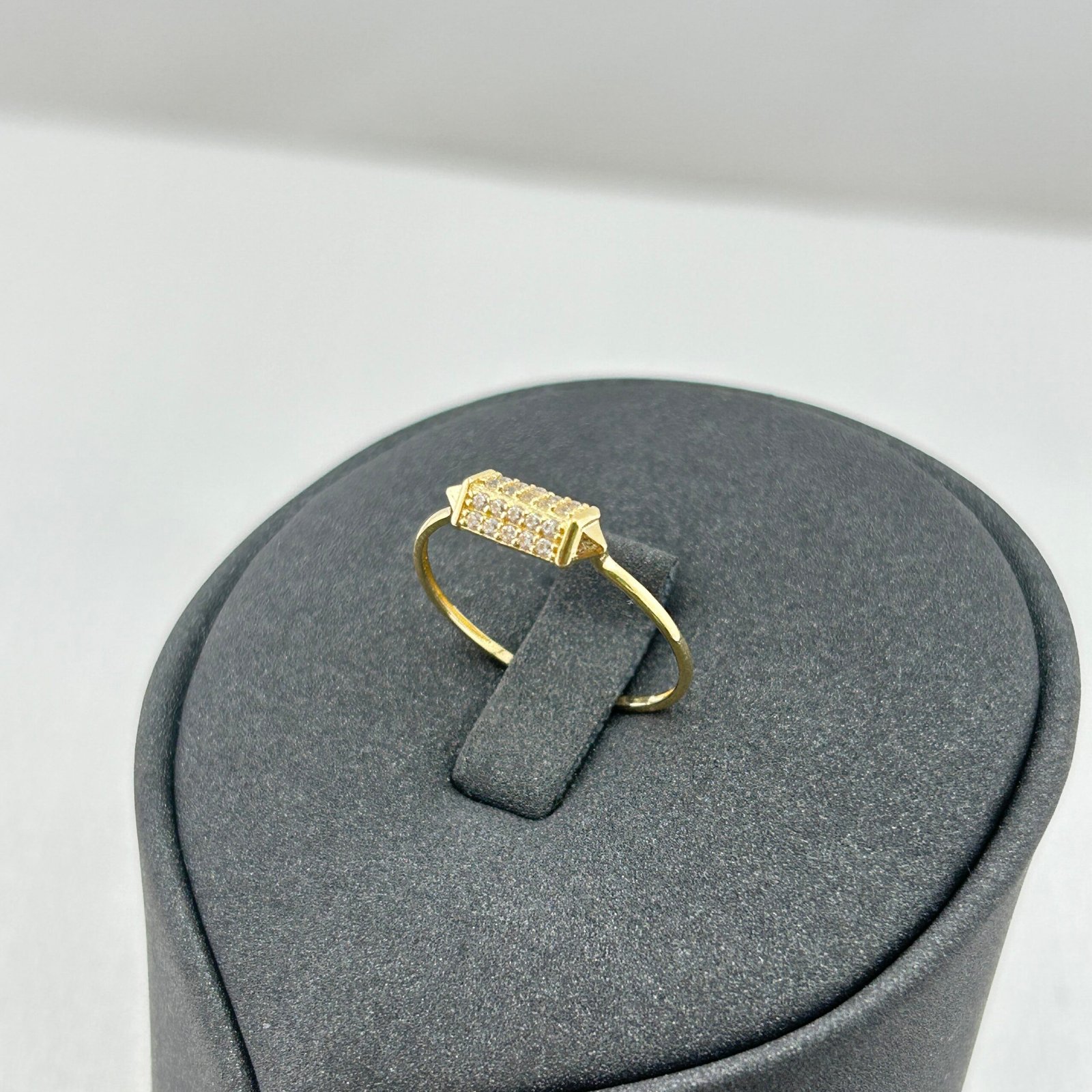 IMG_2046 خاتم ذهب عيار 18 بتصميم لوحة مرصعة بزركون أنيق من جولدانا