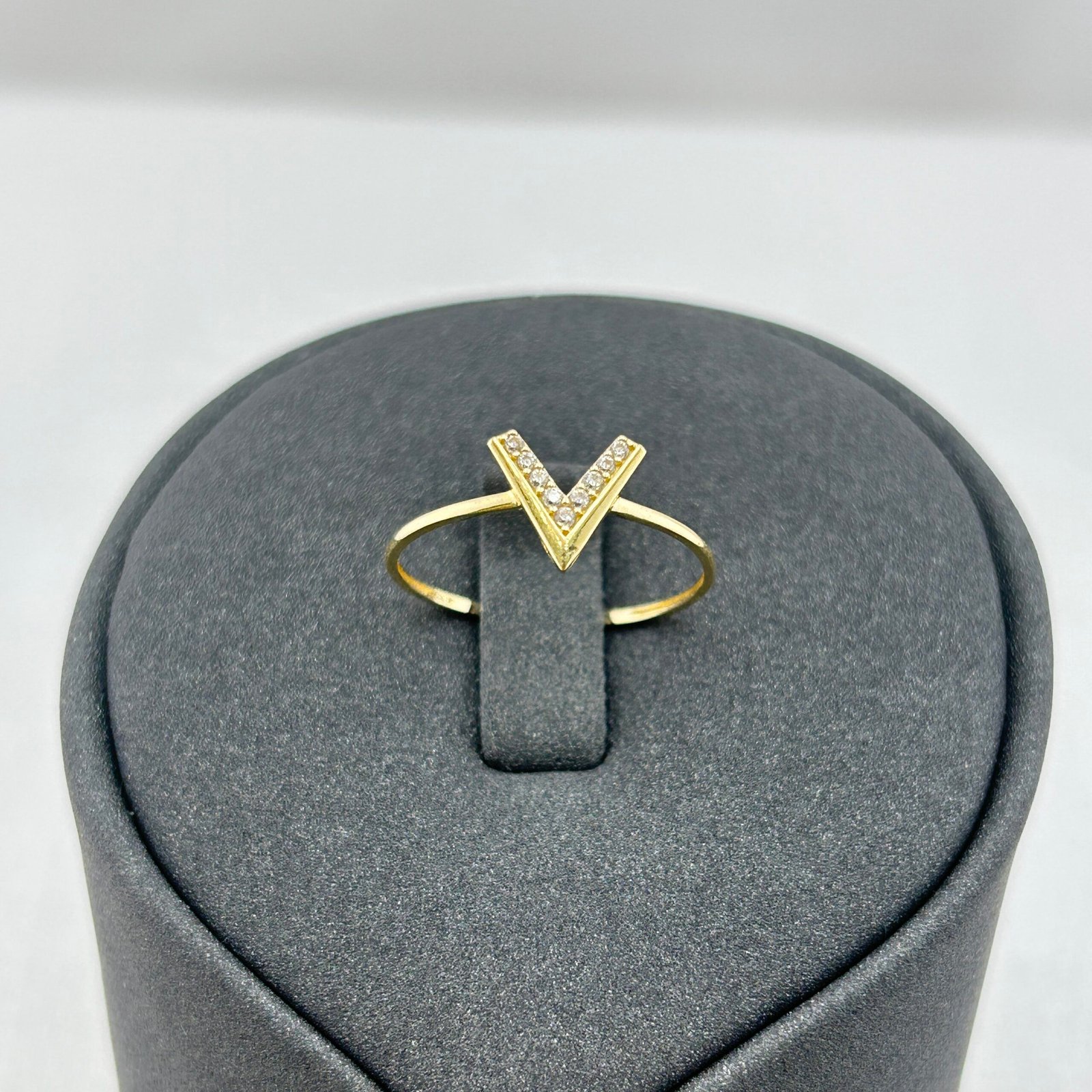 خاتم ذهب عيار 18 بتصميم V مرصع بزركون ناعم من جولدانا