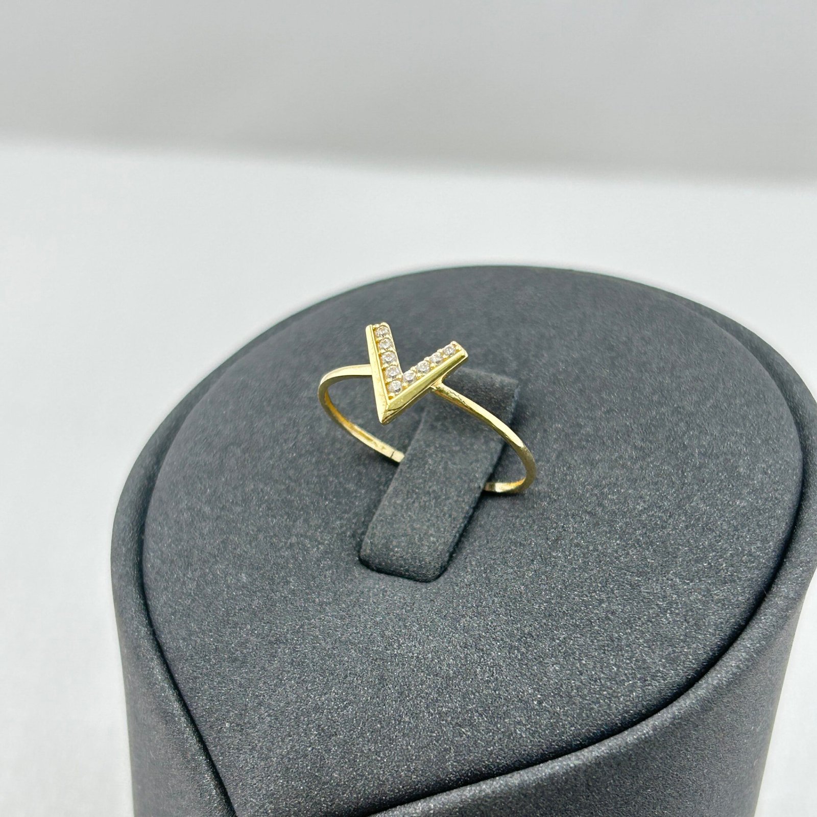 IMG_2050 خاتم ذهب عيار 18 بتصميم V مرصع بزركون ناعم من جولدانا