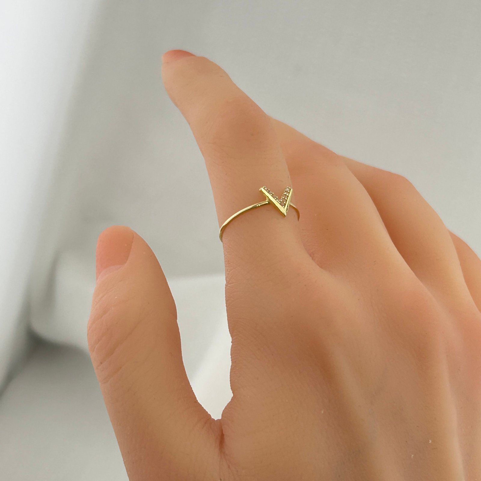 IMG_2051 خاتم ذهب عيار 18 بتصميم V مرصع بزركون ناعم من جولدانا