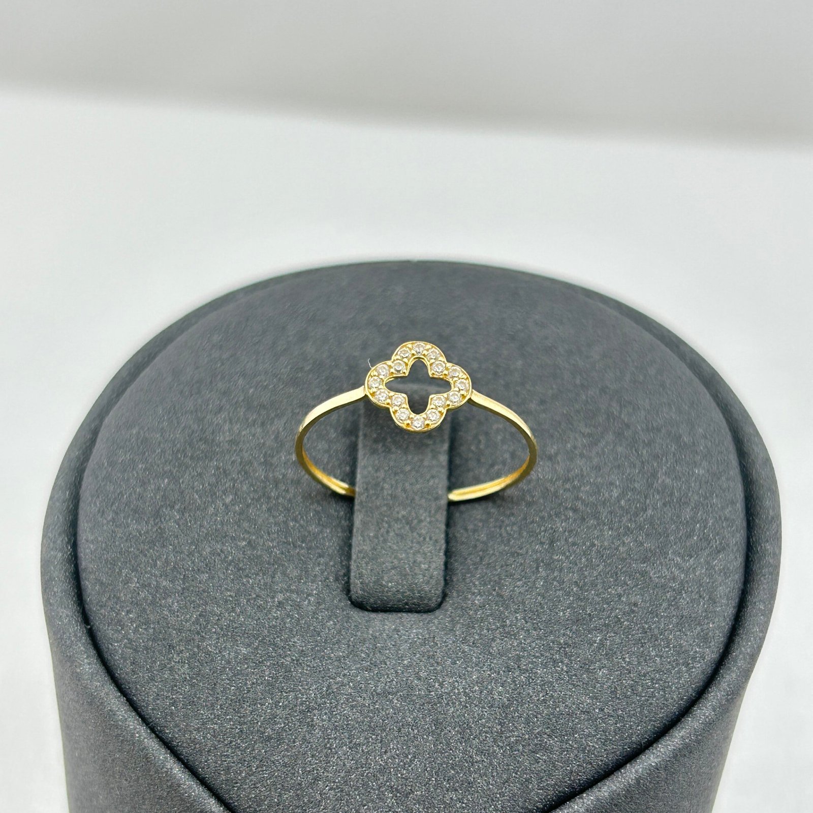 خاتم ذهب عيار 18 بتصميم أزهار ناعمة مرصعة من جولدانا