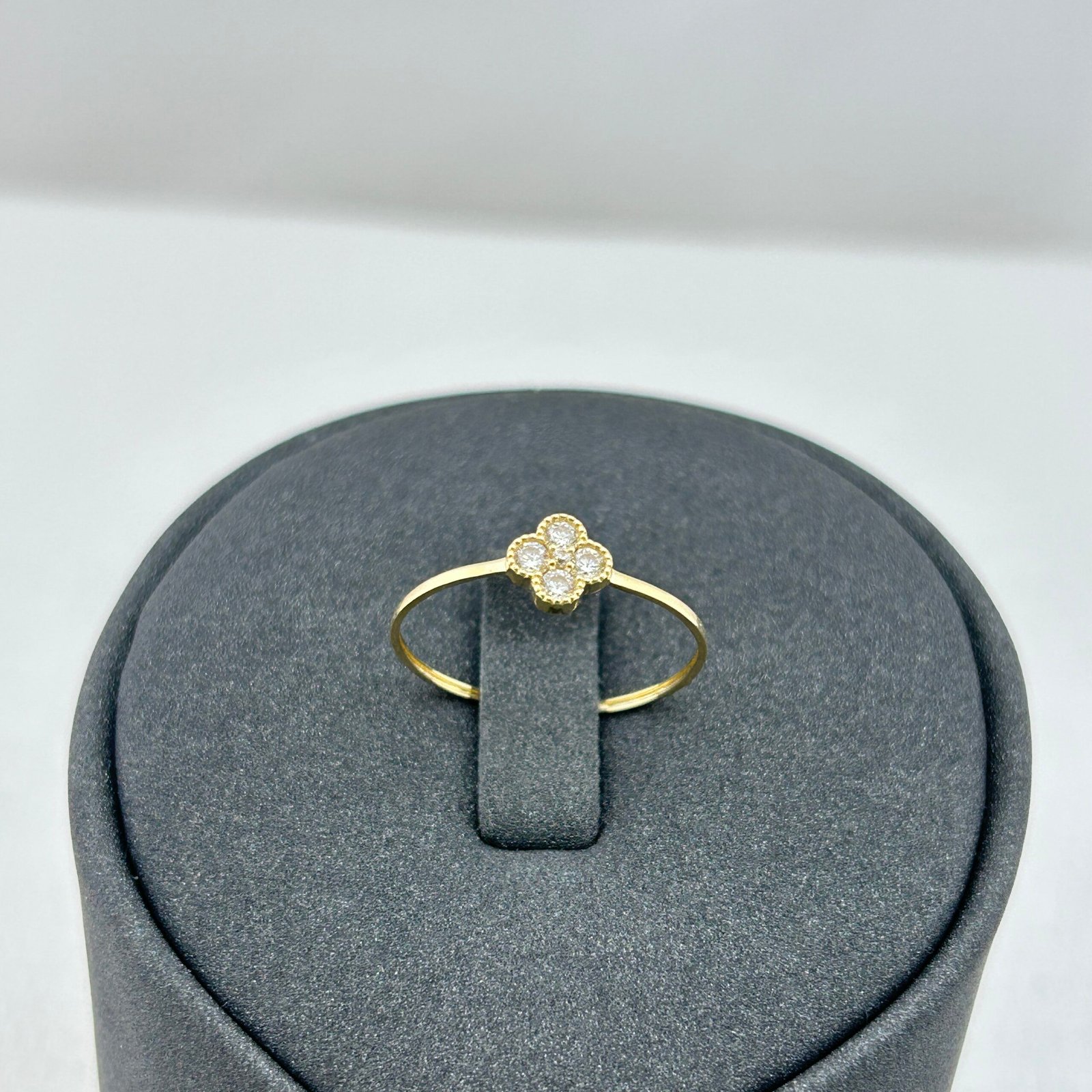 خاتم ذهب عيار 18 بتصميم وردة مرصعة بزركون من جولدانا