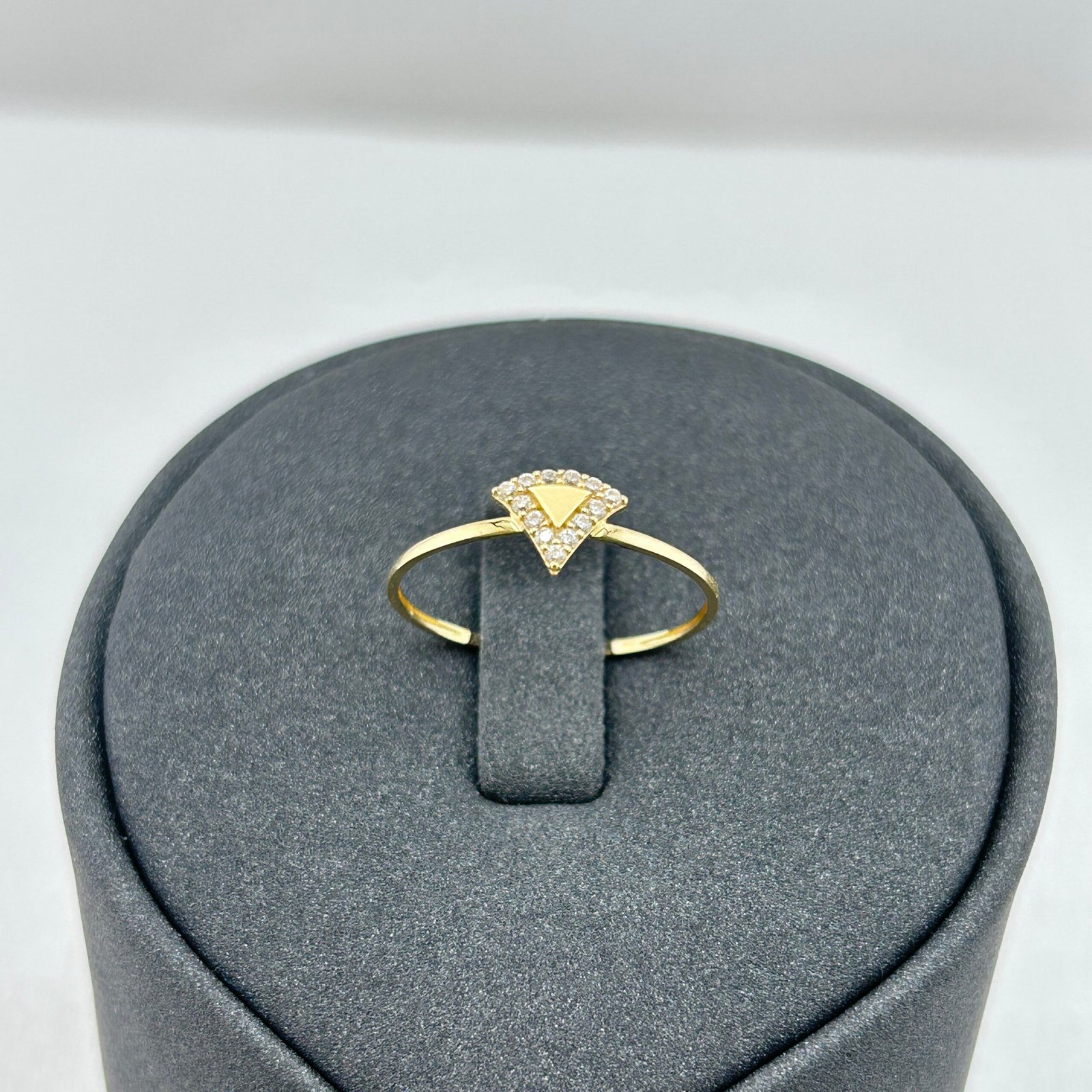 خاتم ذهب عيار 18 بتصميم مثلث متلألئ مزين بزركون من جولدانا