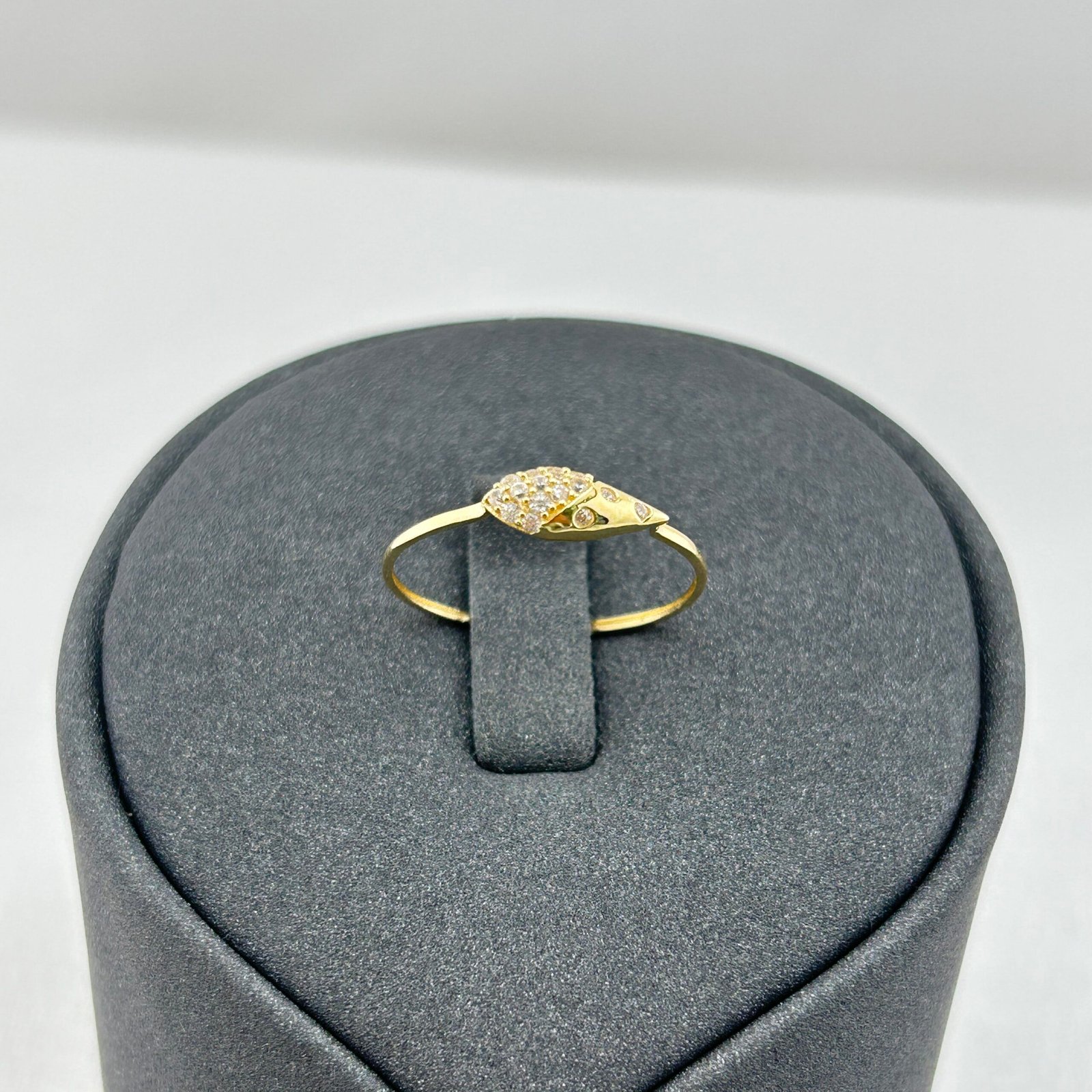 خاتم ذهب عيار 18 بتصميم رأس ثعبان مرصع بفصوص زركون من جولدانا