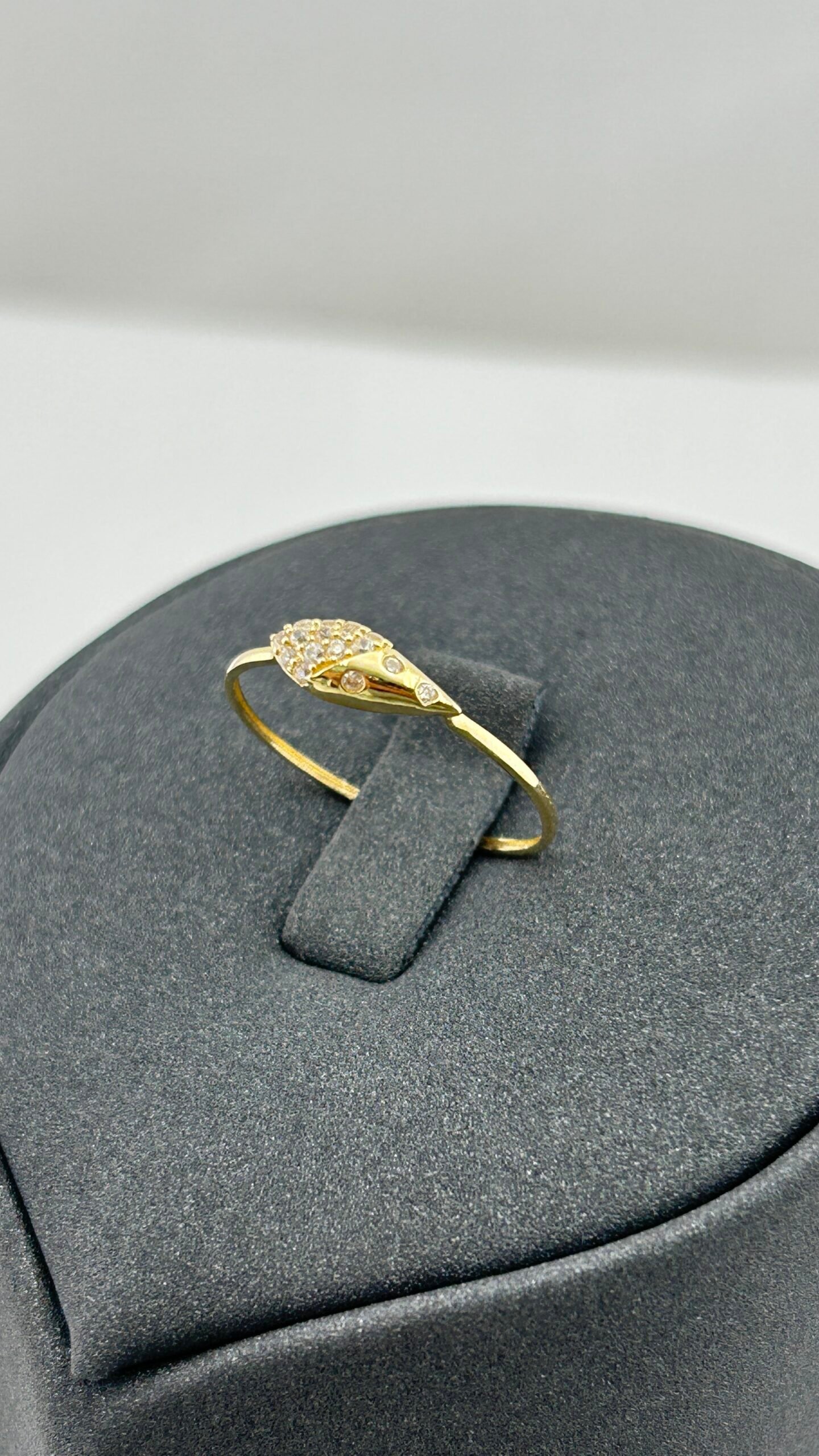 IMG_2071 خاتم ذهب عيار 18 بتصميم رأس ثعبان مرصع بفصوص زركون من جولدانا