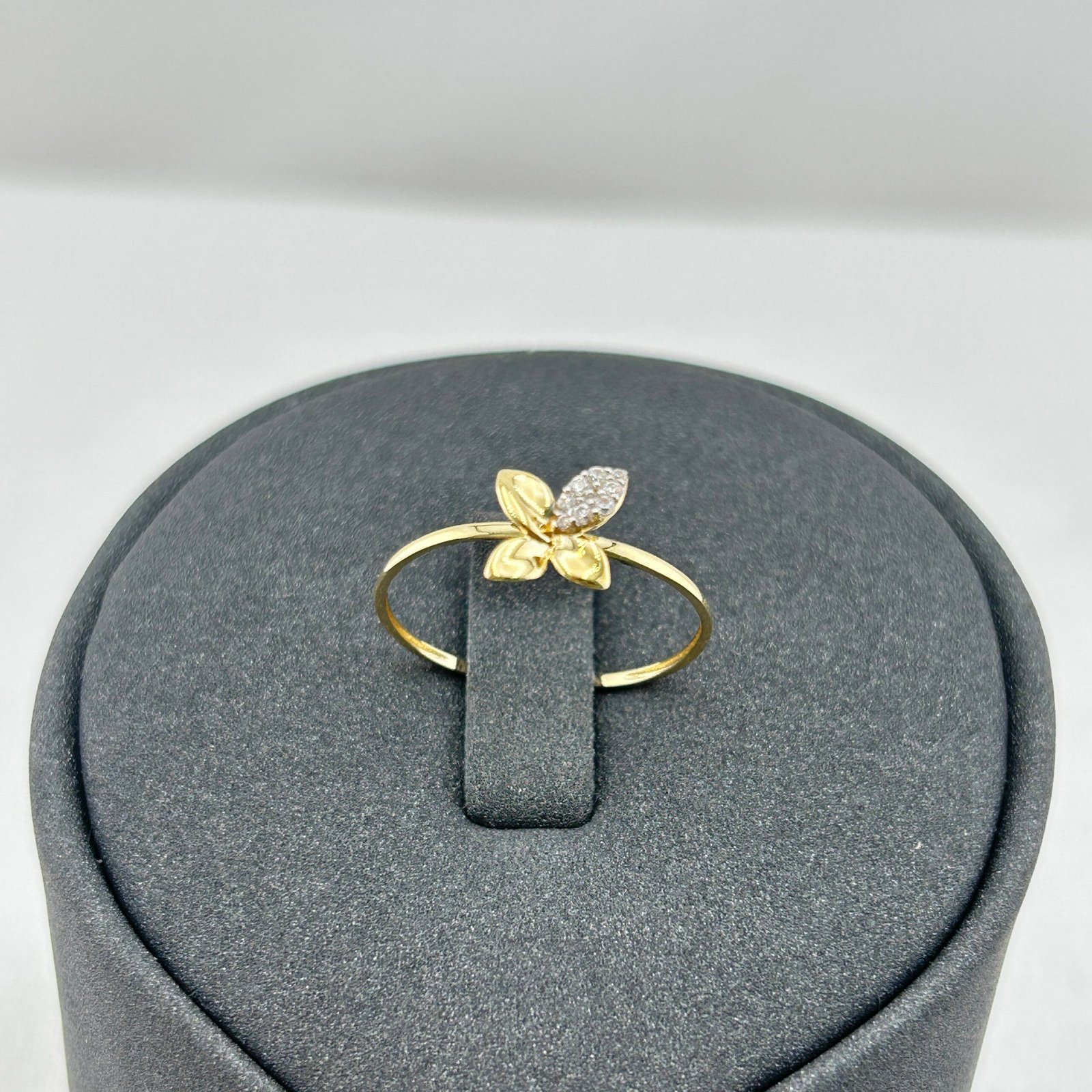 خاتم ذهب عيار 18 بتصميم فراشة ناعمة بزركون من جولدانا