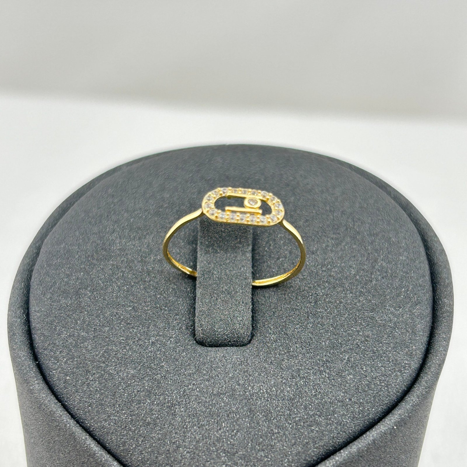 خاتم ذهب عيار 18 بتصميم بيضاوي وفص مركزي لامع من جولدانا