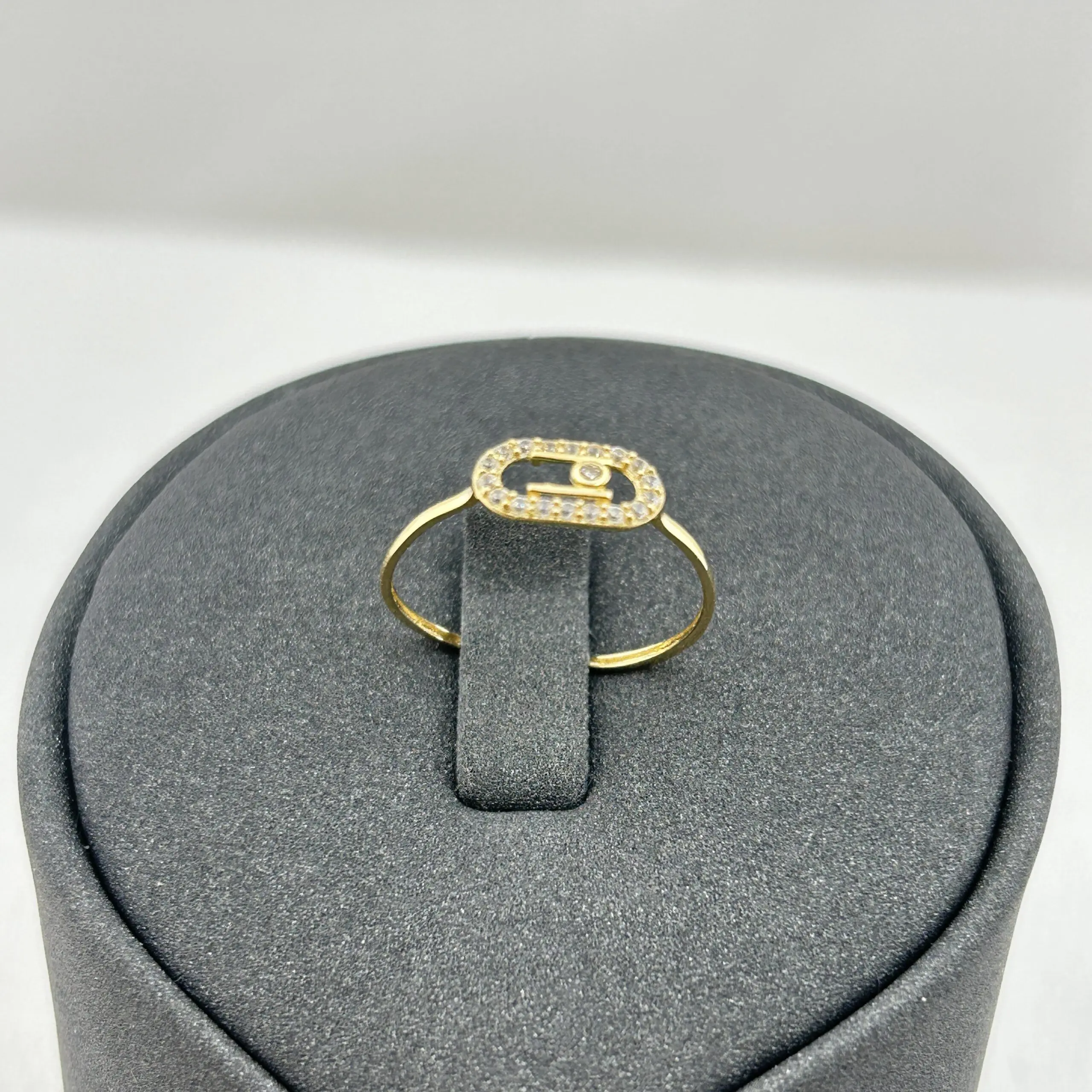 خاتم ذهب عيار 18 بتصميم بيضاوي وفص مركزي لامع من جولدانا