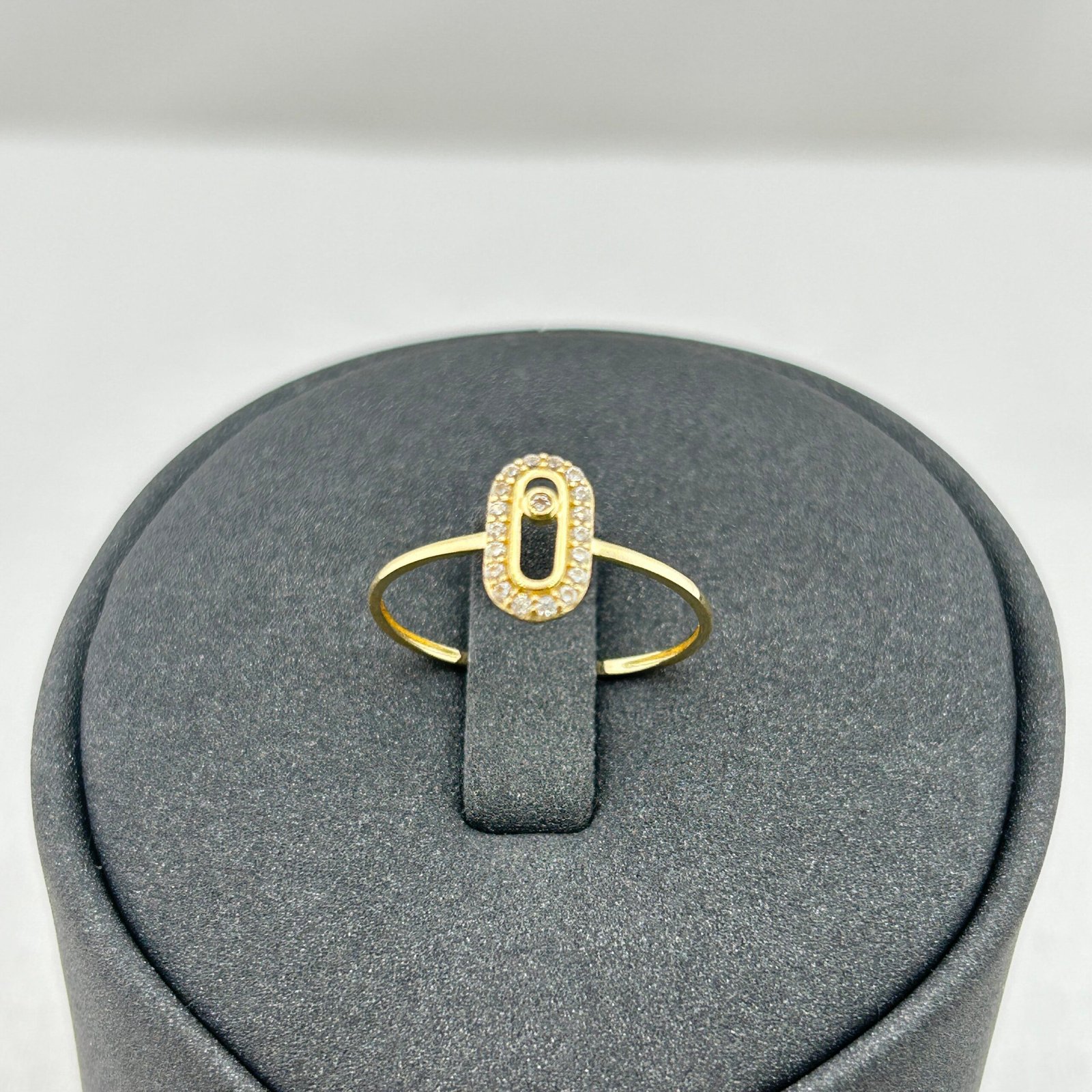 خاتم ذهب عيار 18 بتصميم بيضاوي مرصع بالكامل أنيق من جولدانا