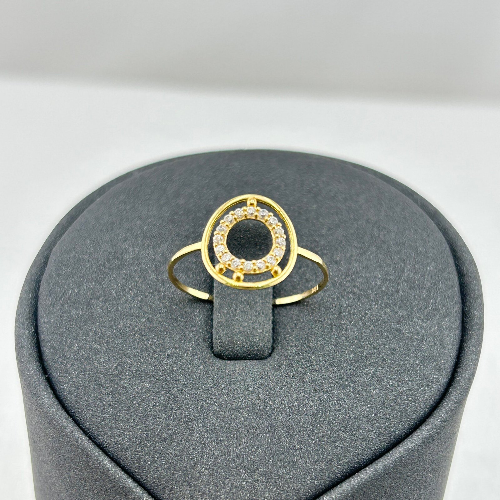 خاتم ذهب عيار 18 بدوائر مرصعة بتصميم عصري من جولدانا