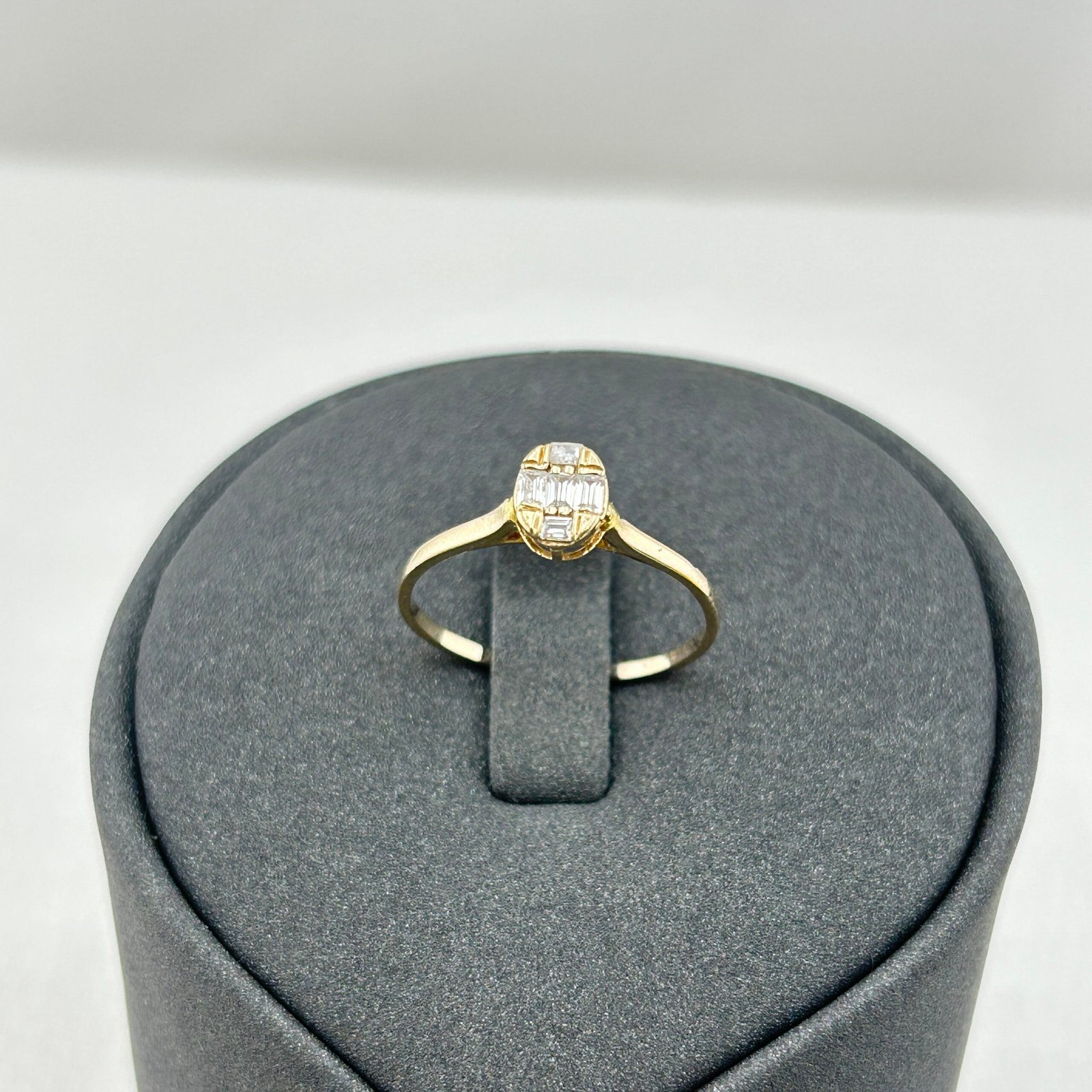 خاتم ذهب عيار 18 مستطيل بزركون لامع أنيق من جولدانا