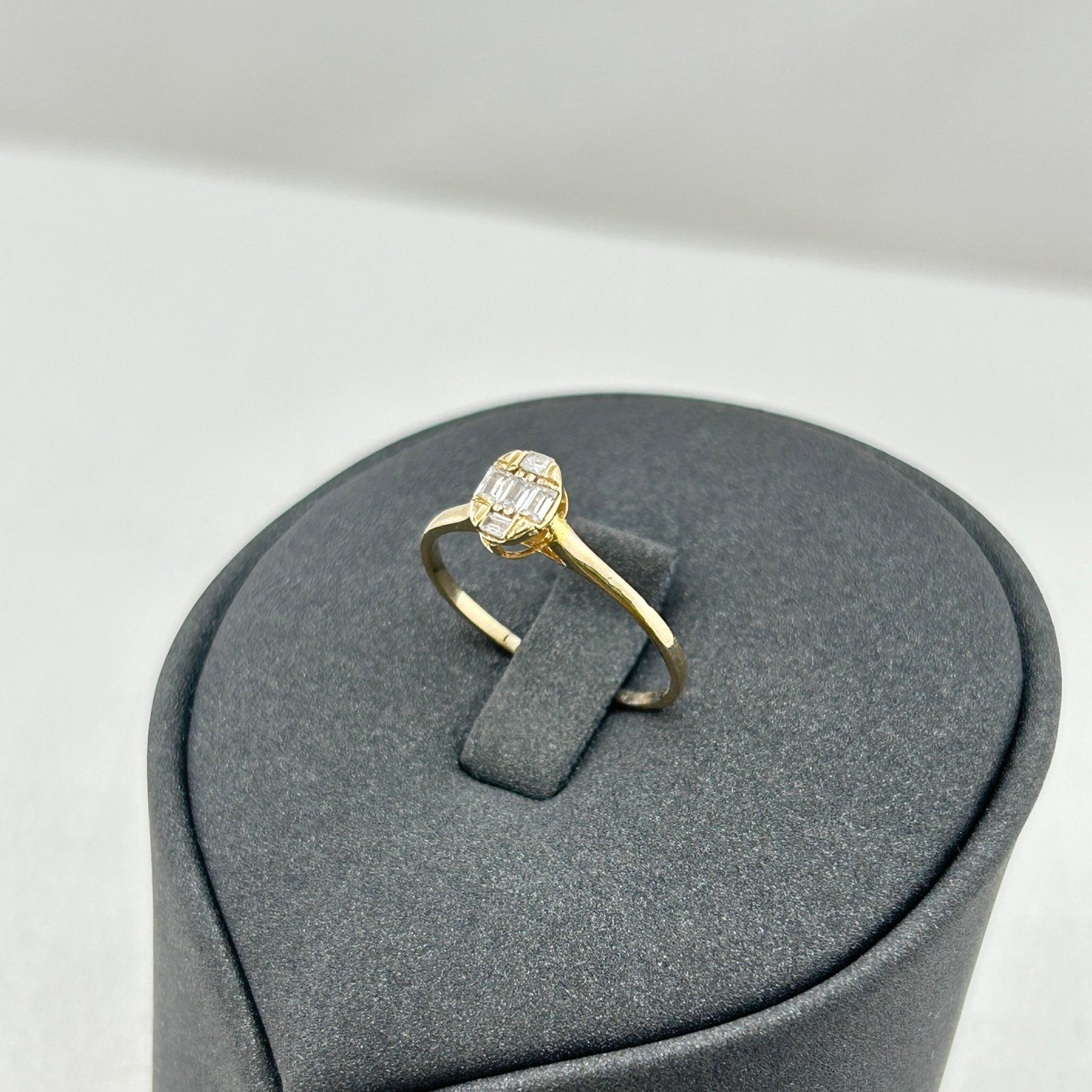 IMG_2095 خاتم ذهب عيار 18 مستطيل بزركون لامع أنيق من جولدانا
