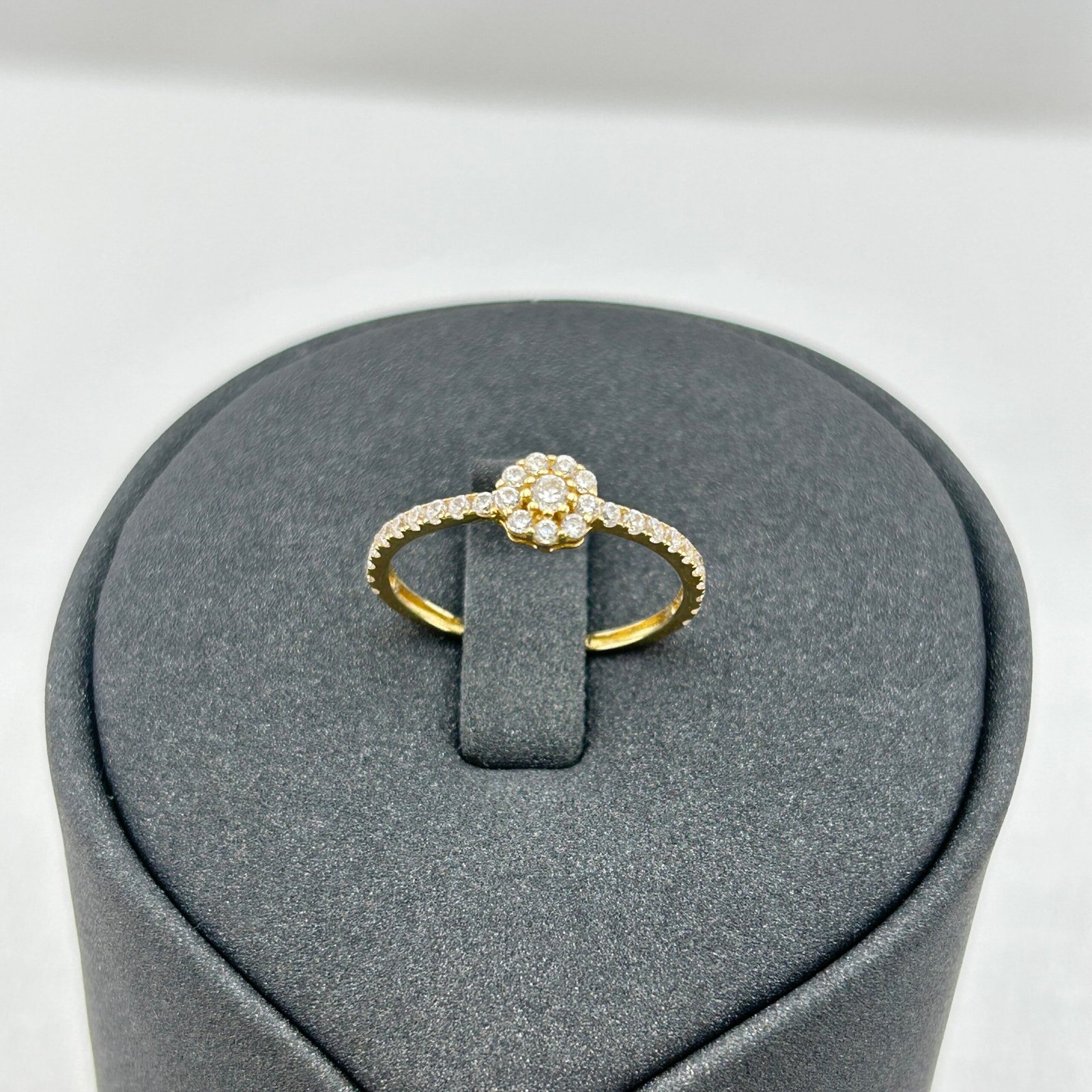 خاتم ذهب عيار 18 بفص زهري مرصوف على شكل زهرة من جولدانا