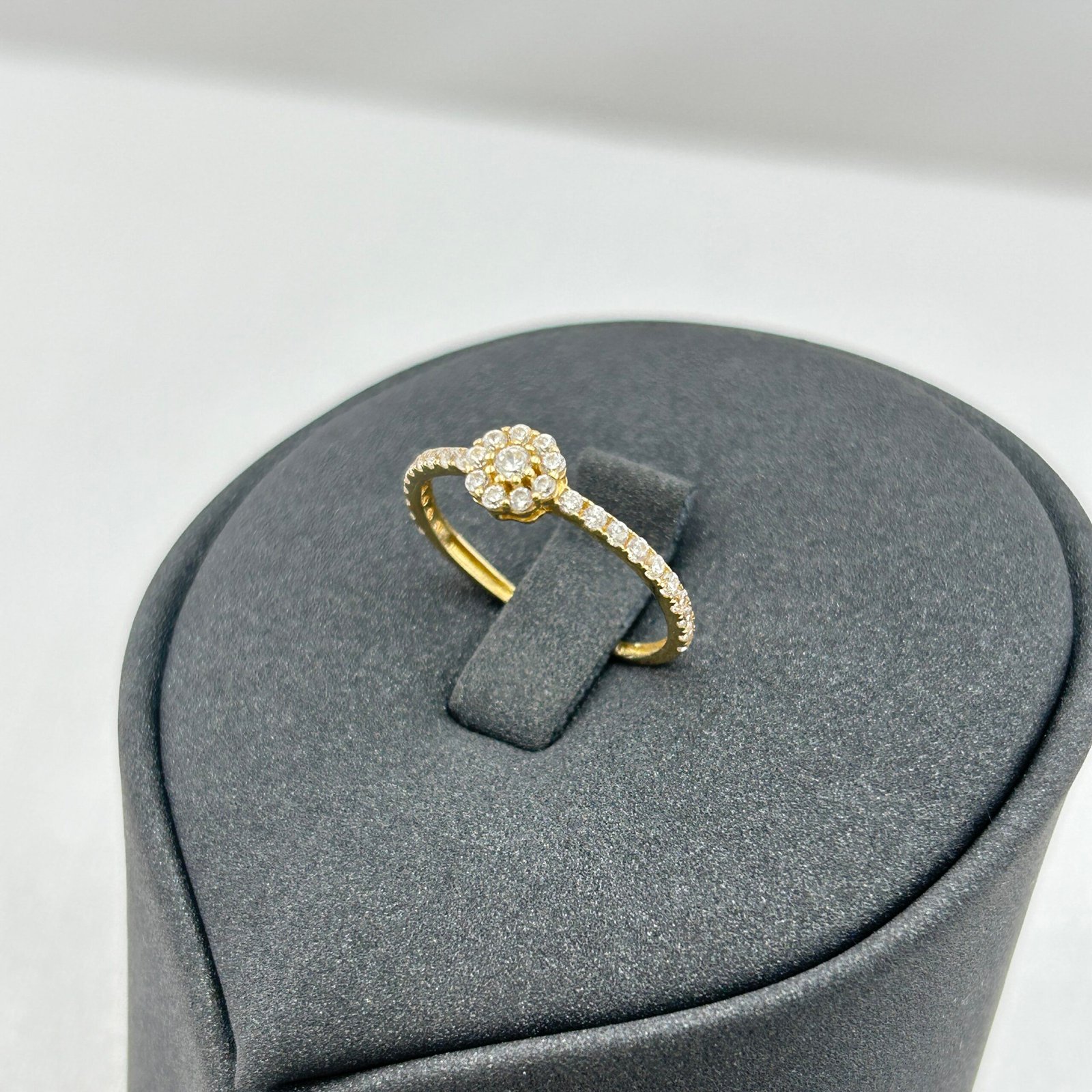 IMG_2103 خاتم ذهب عيار 18 بفص زهري مرصوف على شكل زهرة من جولدانا