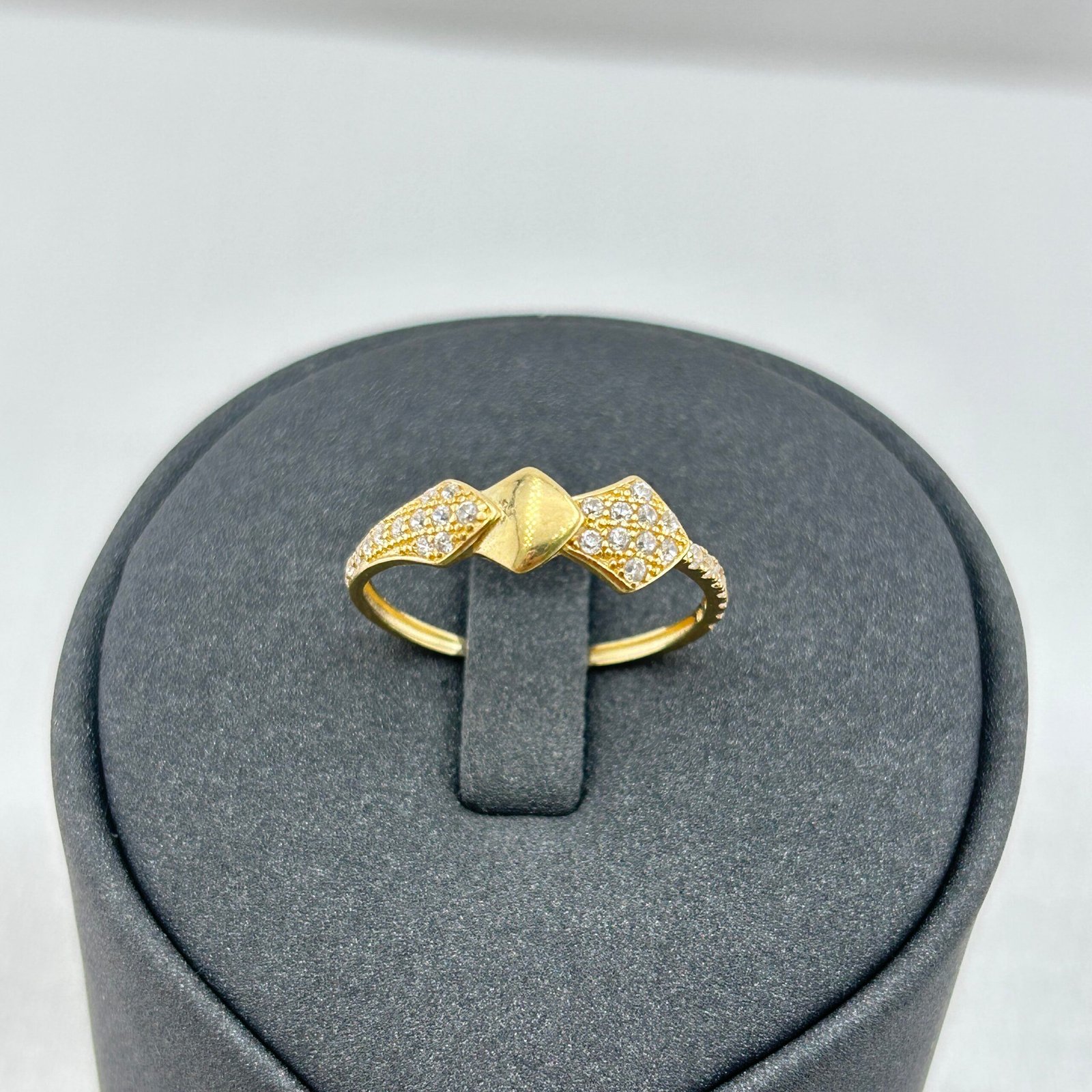 خاتم ذهب عيار 18 بتصميم شريطي مزدوج عصري ولامع من جولدانا