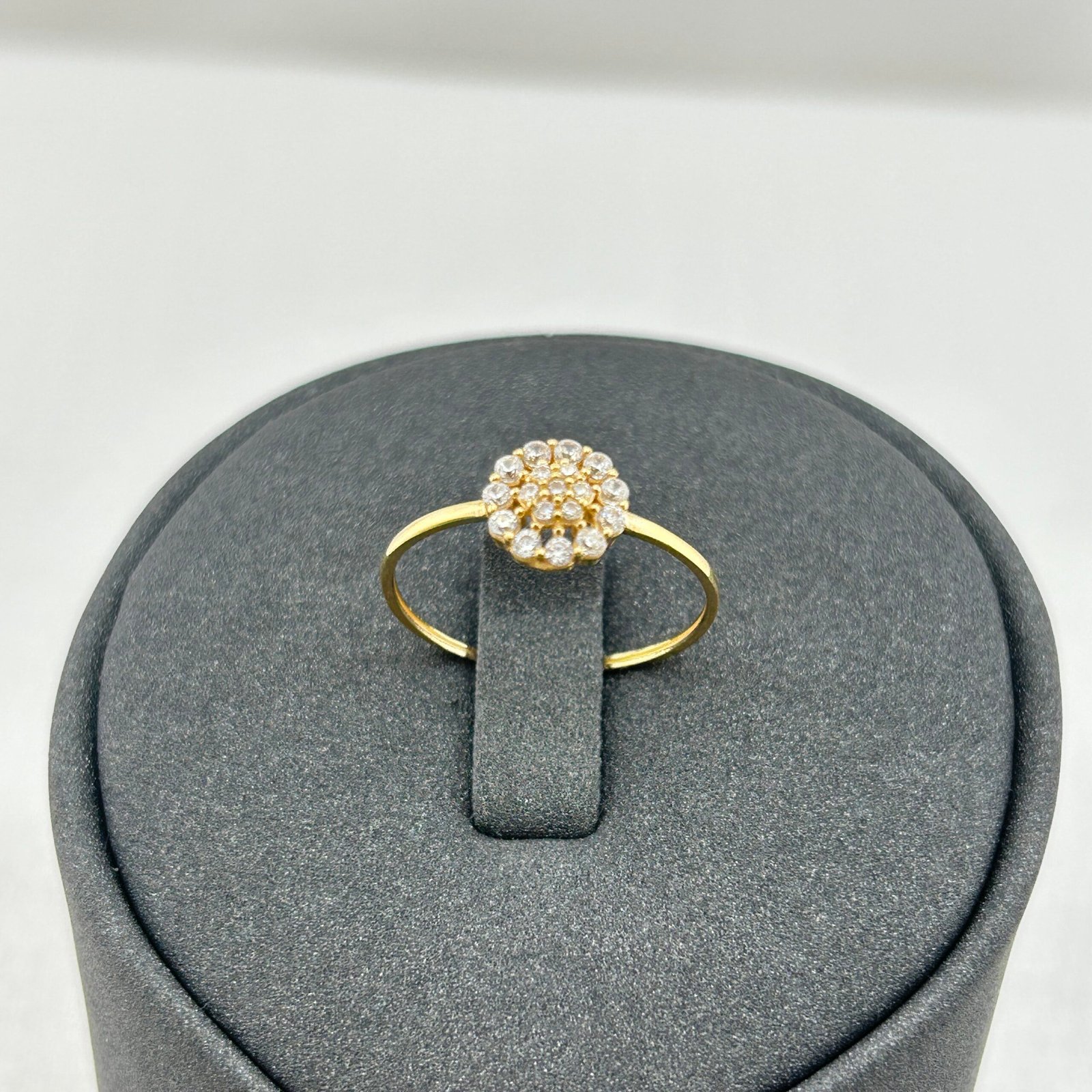 خاتم ذهب عيار 18 بفصوص دائرية مزدوجة بتصميم كلاسيكي من جولدانا