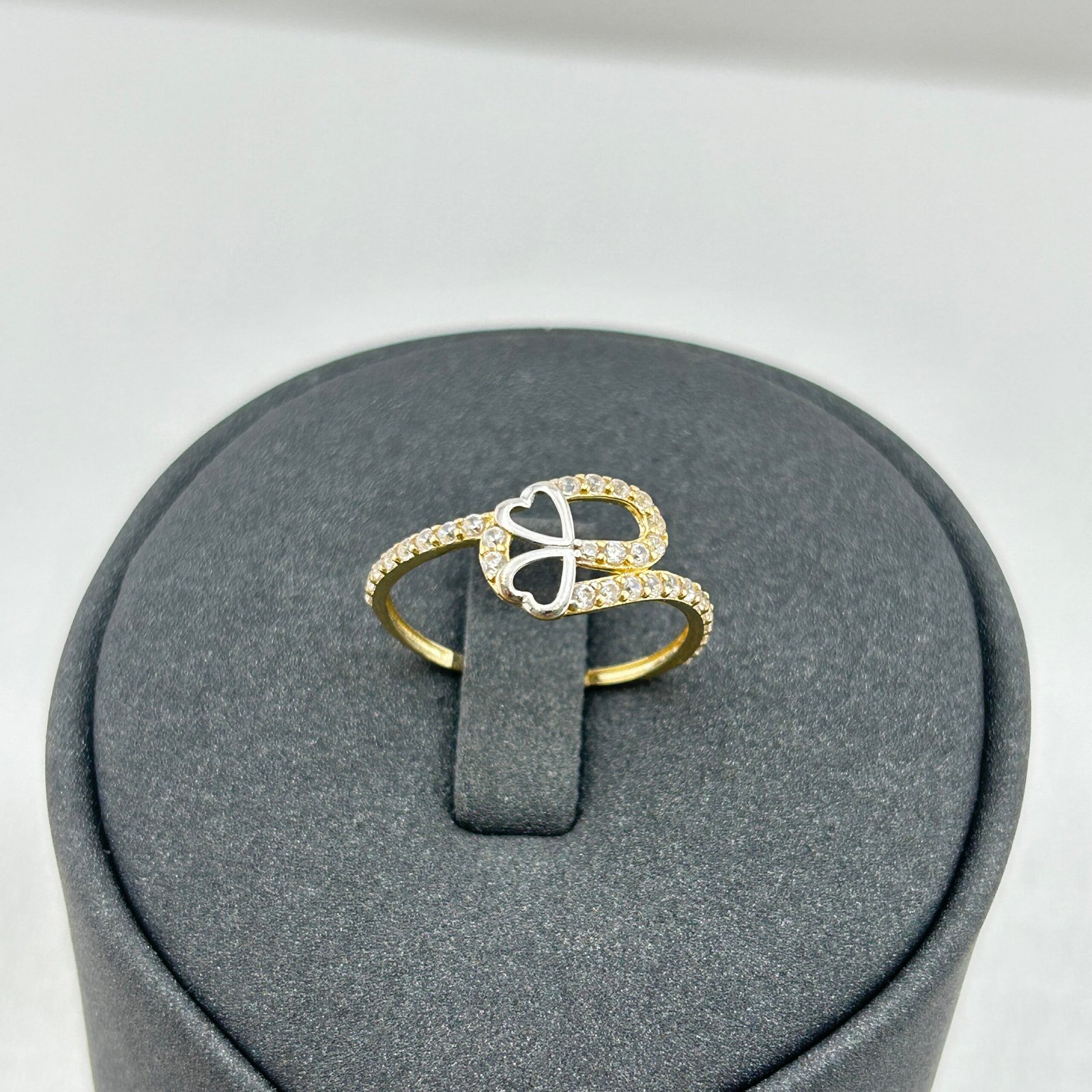 خاتم ذهب عيار 18 بتصميم قلب مفتوح وفصوص زركون لامعة من جولدانا