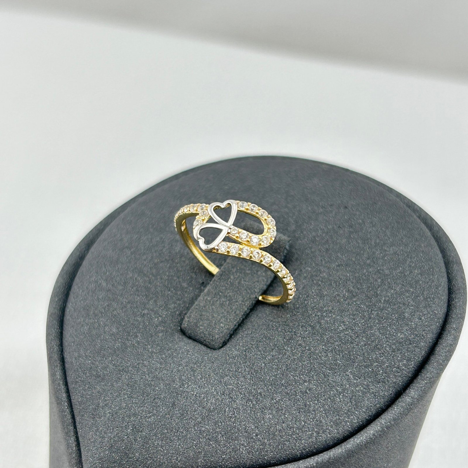 IMG_2115 خاتم ذهب عيار 18 بتصميم قلب مفتوح وفصوص زركون لامعة من جولدانا