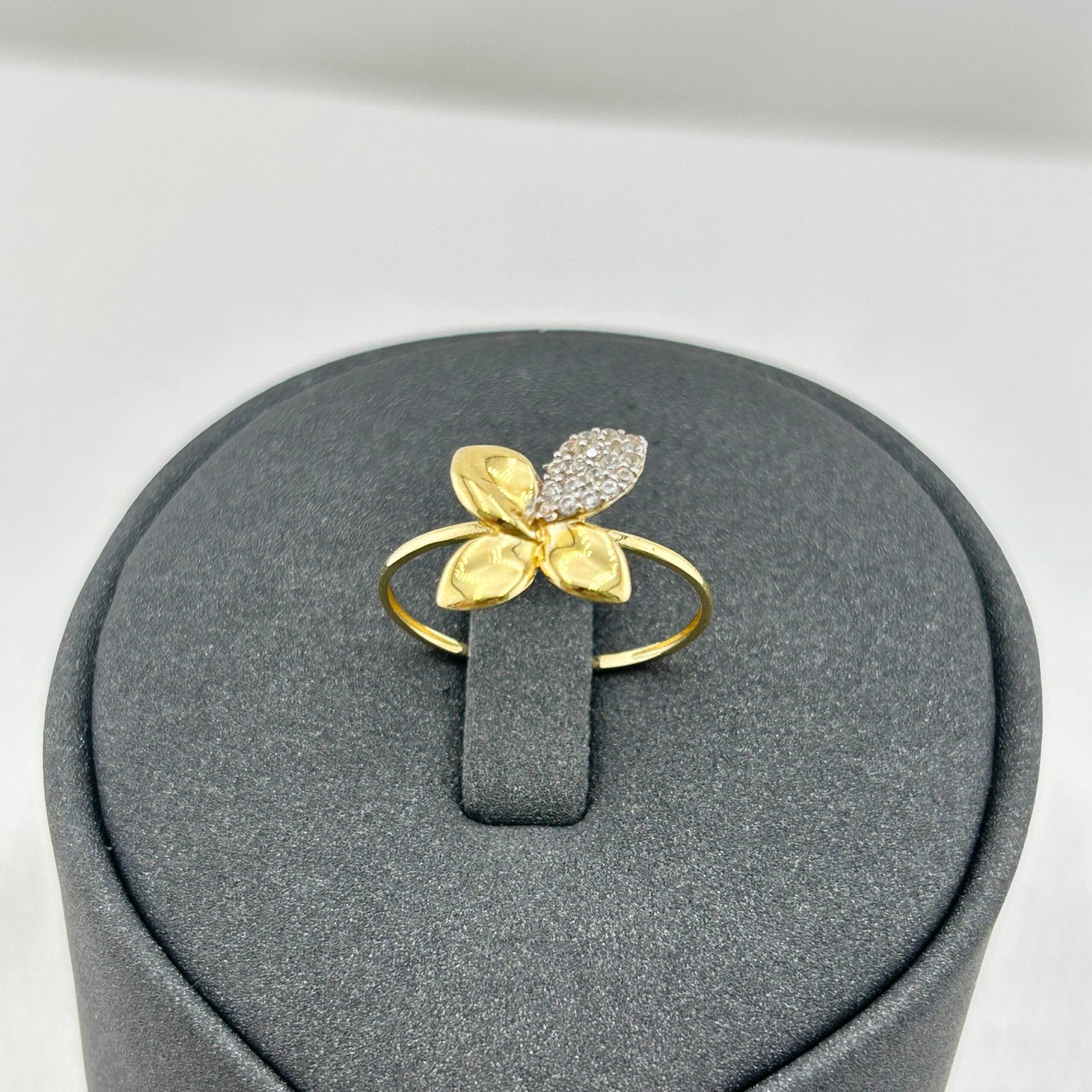 خاتم ذهب عيار 18 بورقة مزدوجة مع فصوص زركون عصرية من جولدانا