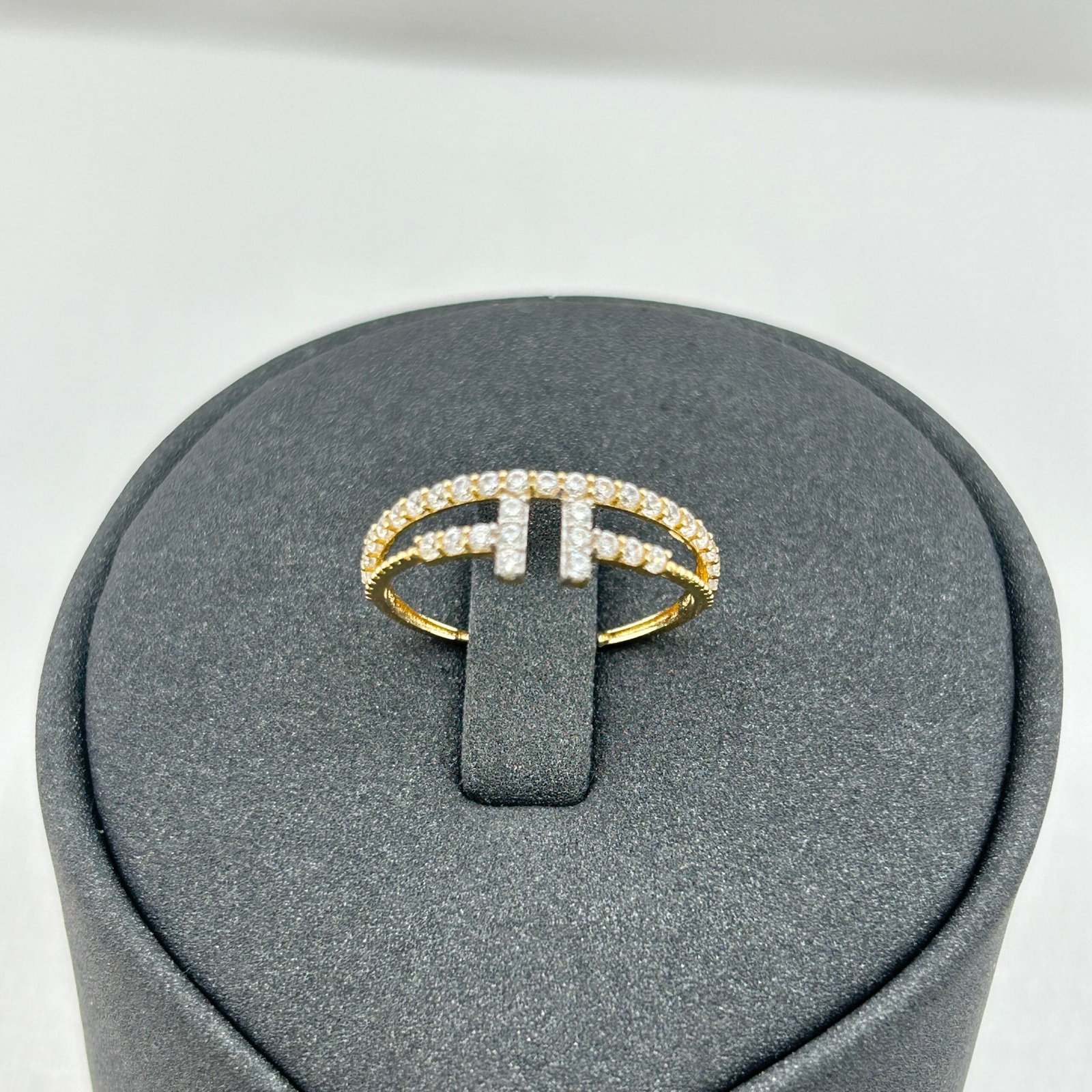 خاتم ذهب عيار 18 بخطين متوازيين مرصعين بتصميم عصري من جولدانا