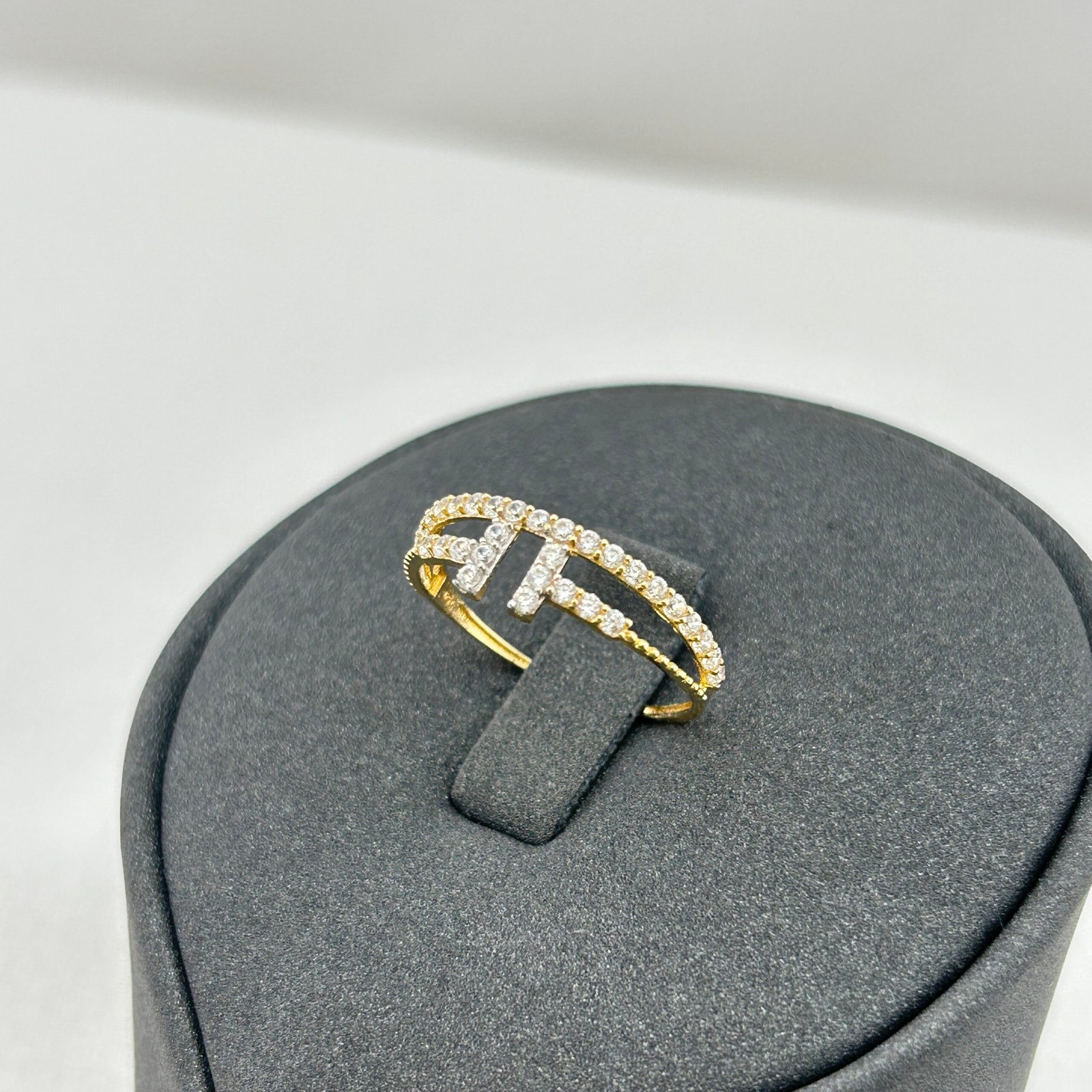 IMG_2123 خاتم ذهب عيار 18 بخطين متوازيين مرصعين بتصميم عصري من جولدانا