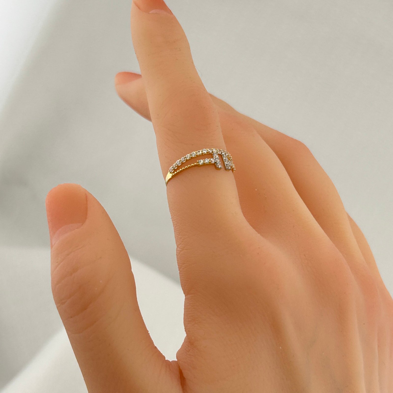 IMG_2124 خاتم ذهب عيار 18 بخطين متوازيين مرصعين بتصميم عصري من جولدانا