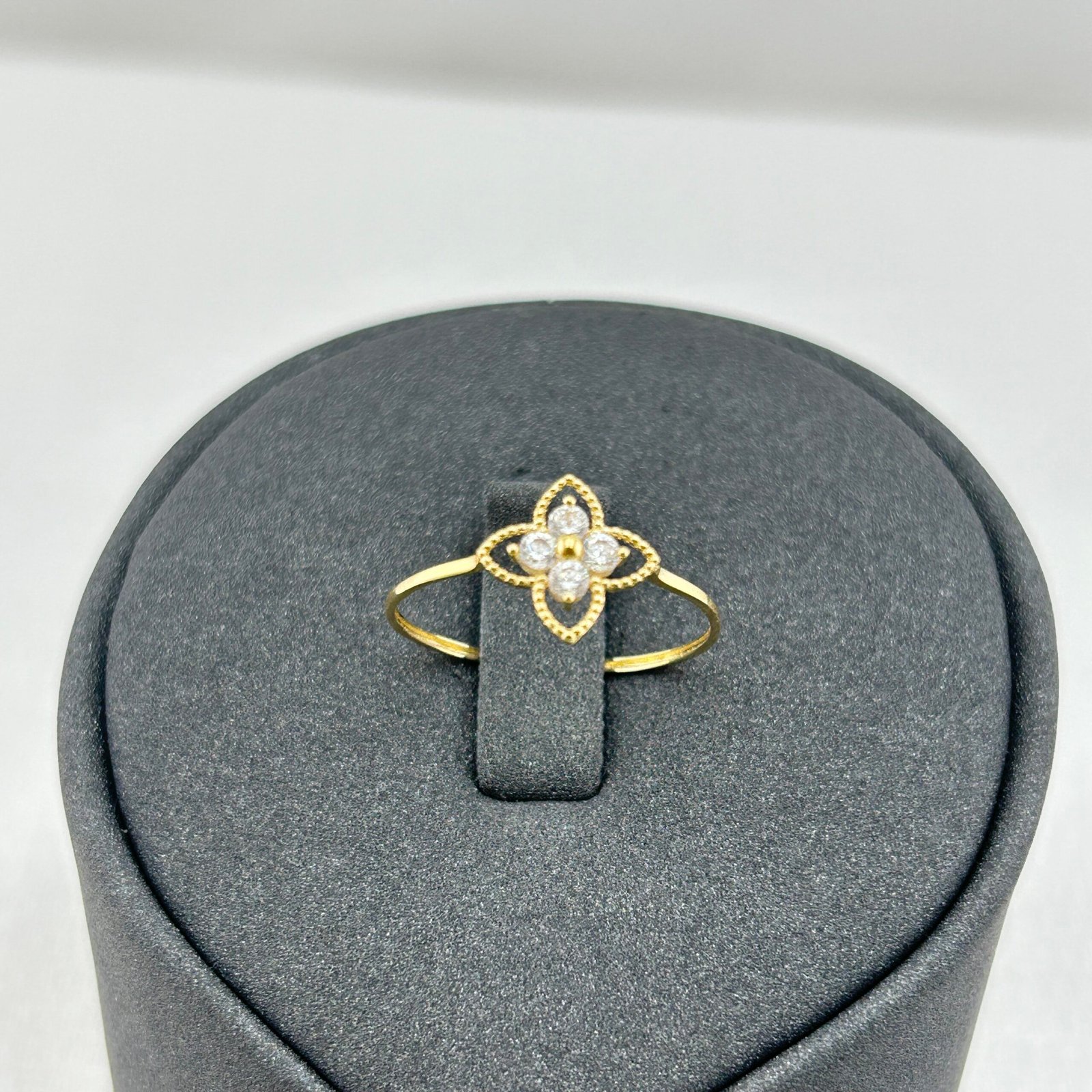 خاتم ذهب عيار 18 بزخرفة وردة رباعية كلاسيكية بفصوص لامعة من جولدانا