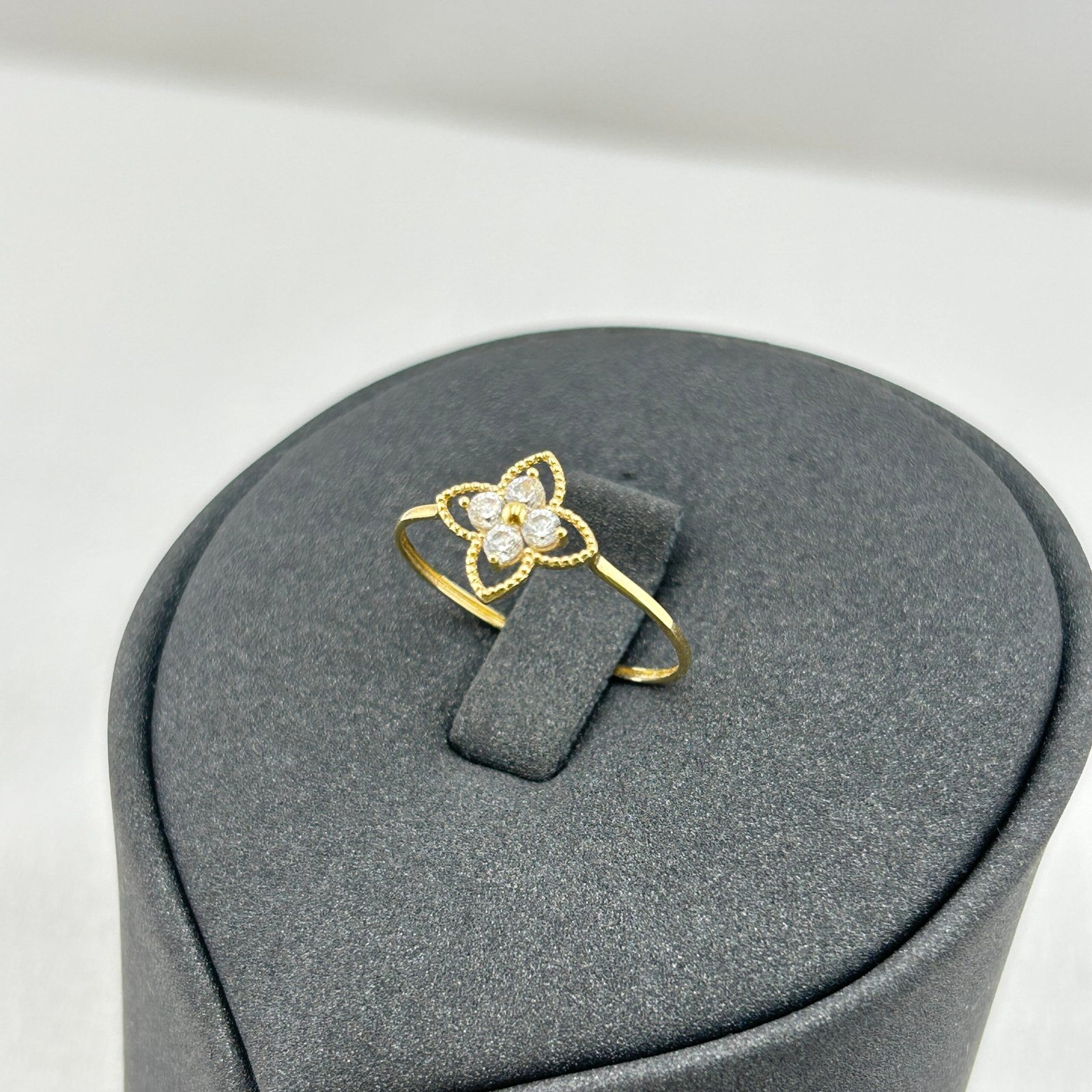 IMG_2127 خاتم ذهب عيار 18 بزخرفة وردة رباعية كلاسيكية بفصوص لامعة من جولدانا