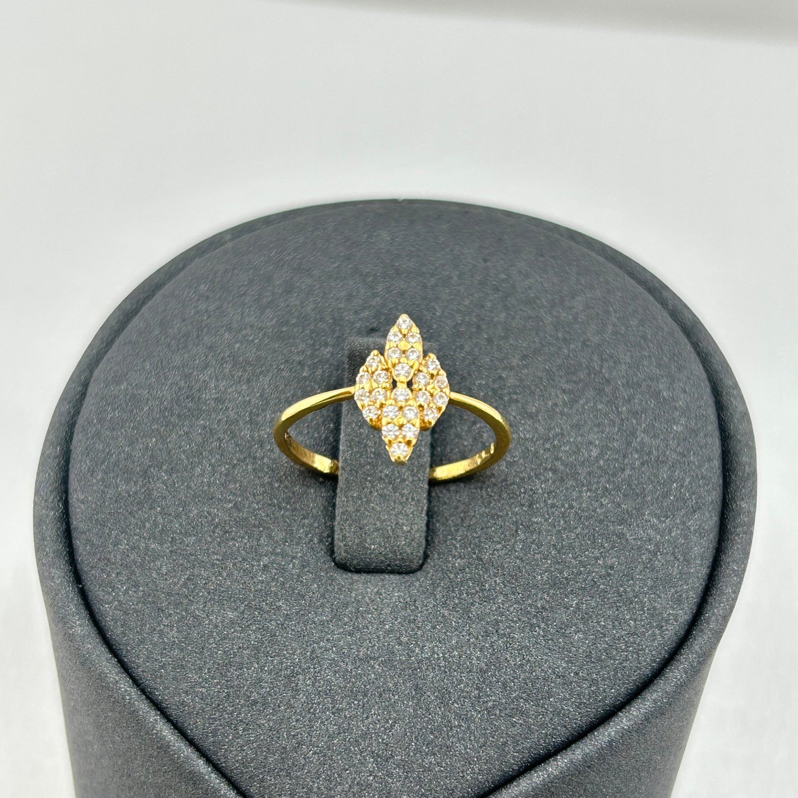 خاتم ذهب عيار 18 بتصميم معين وفصوص ماسية لامعة من جولدانا