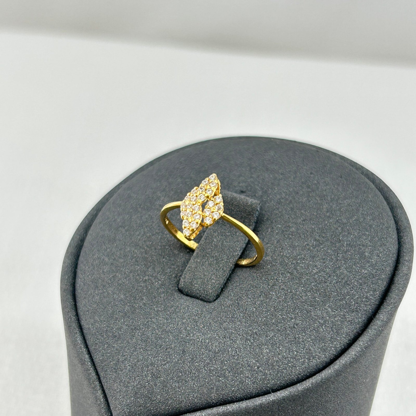 IMG_2131 خاتم ذهب عيار 18 بتصميم معين وفصوص ماسية لامعة من جولدانا