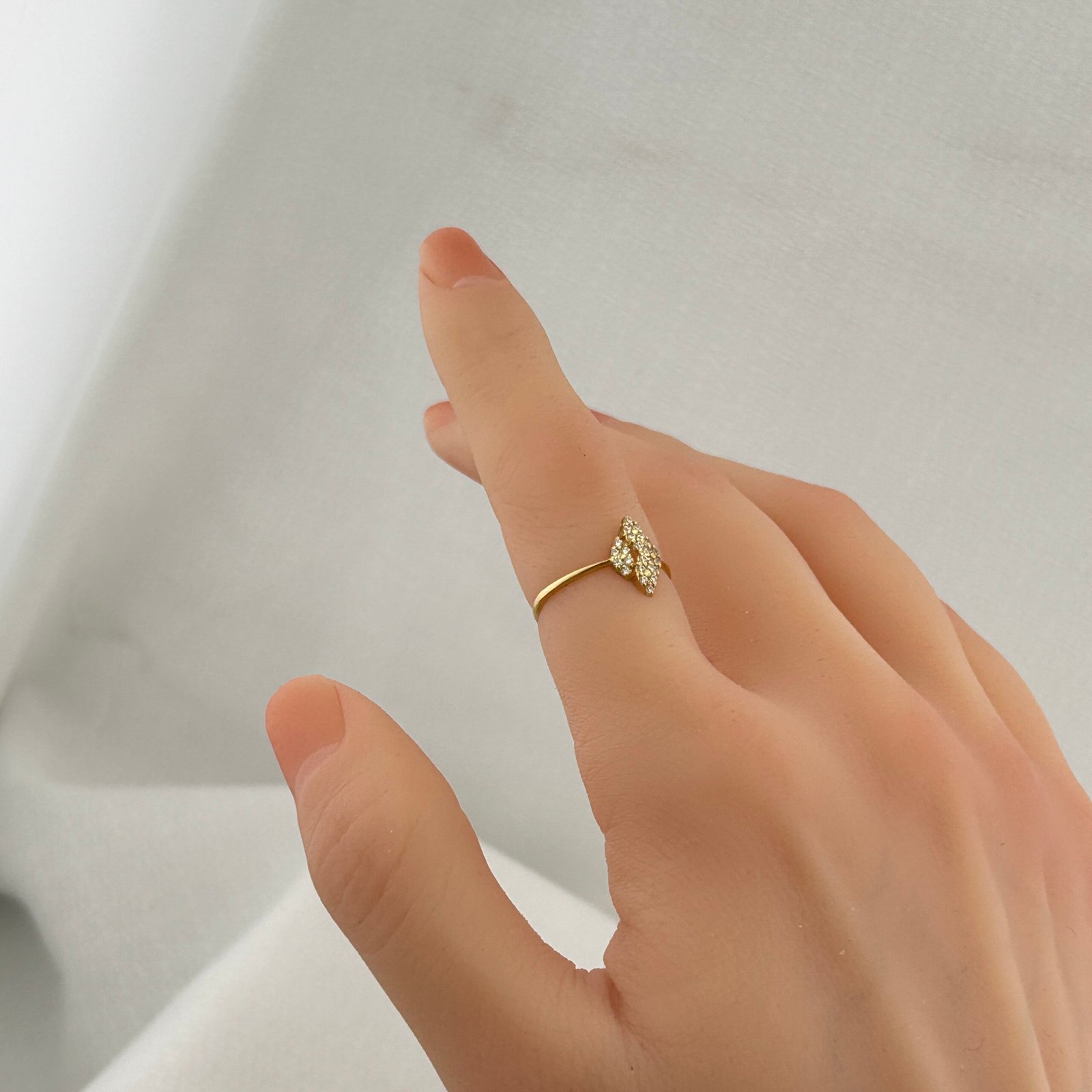 IMG_2133 خاتم ذهب عيار 18 بتصميم معين وفصوص ماسية لامعة من جولدانا