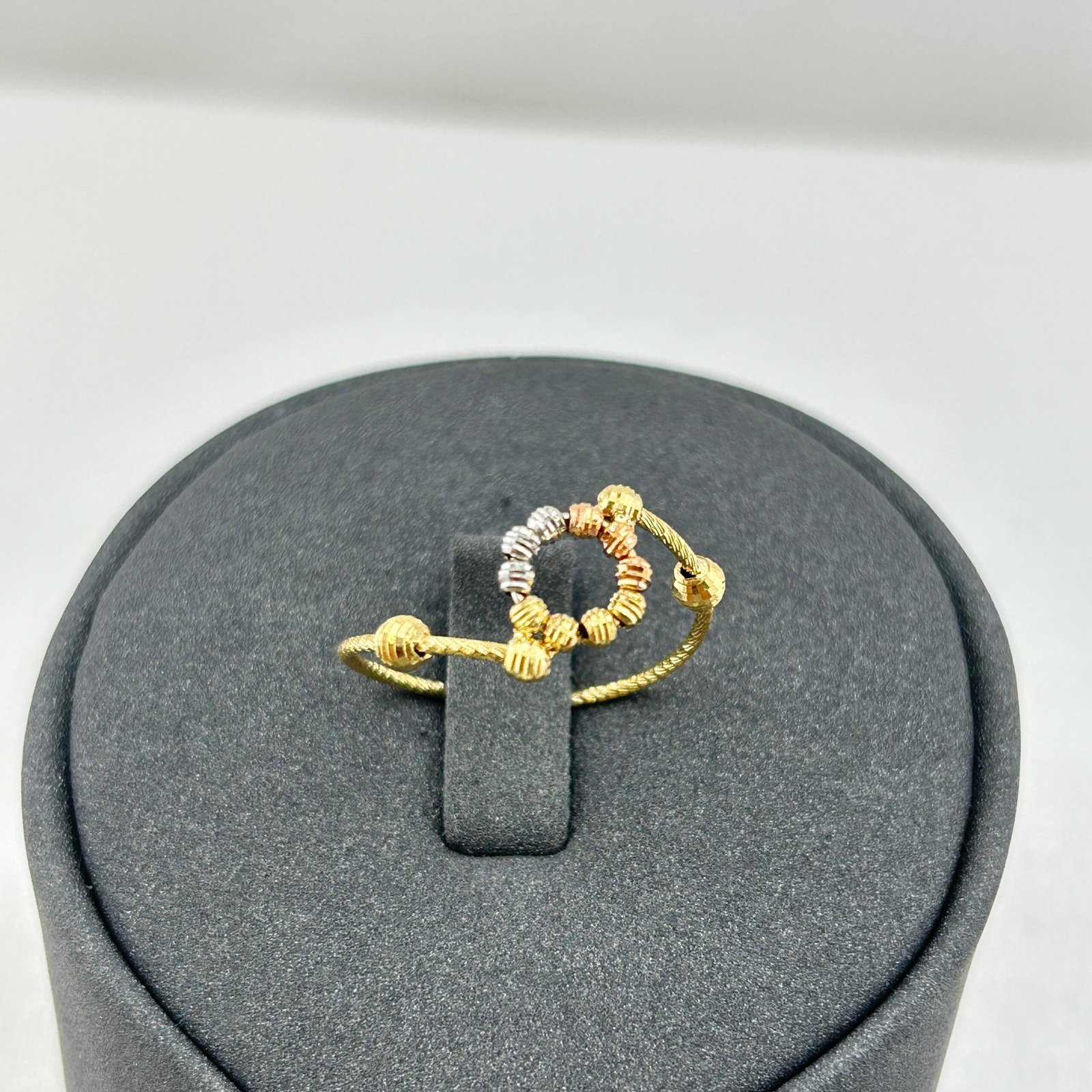 خاتم ذهب عيار 18 ثلاثي الألوان بتصميم ملتف إيطالي فاخر من جولدانا