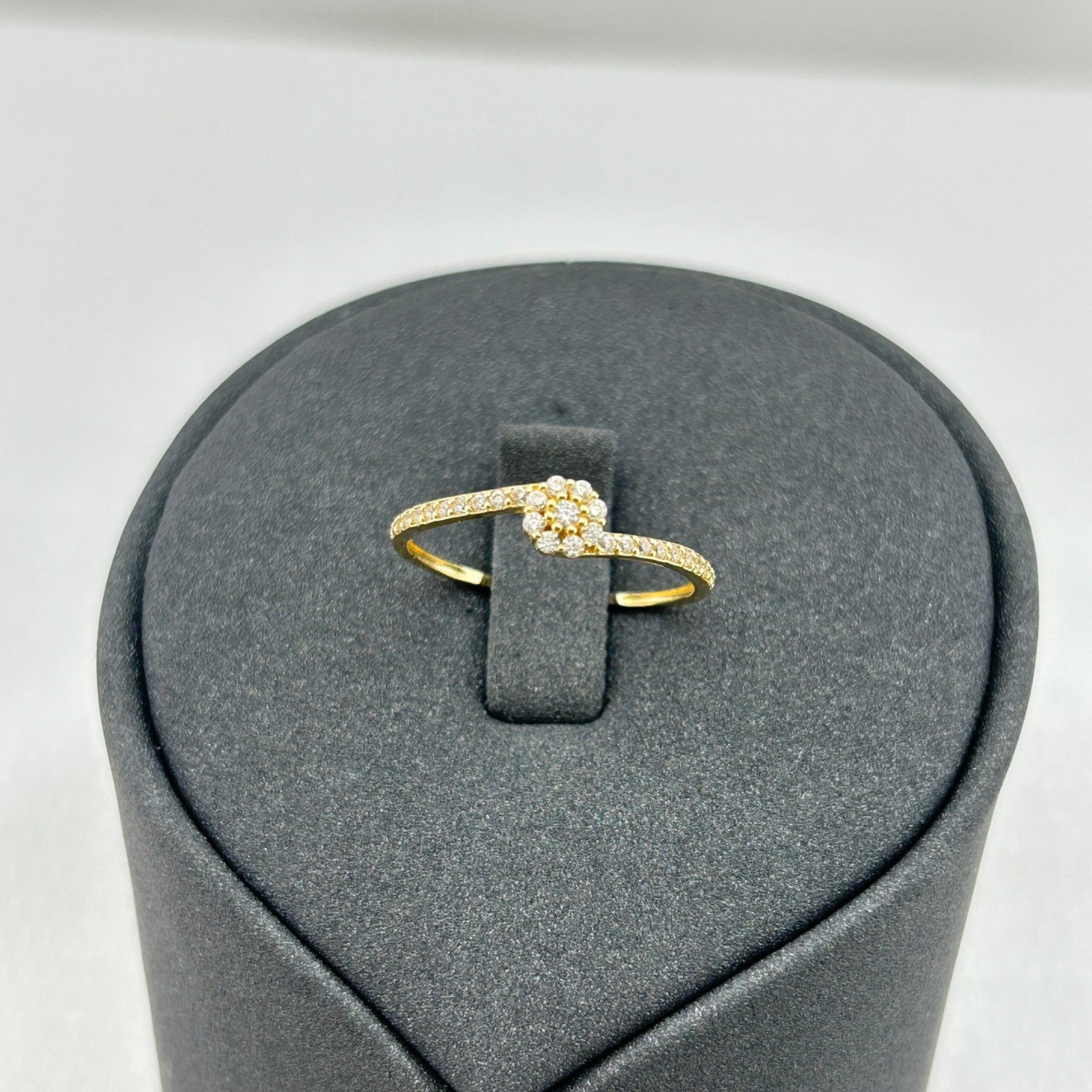 خاتم ذهب عيار 18 بفصوص ماسية ملتفة بتصميم راقٍ من جولدانا