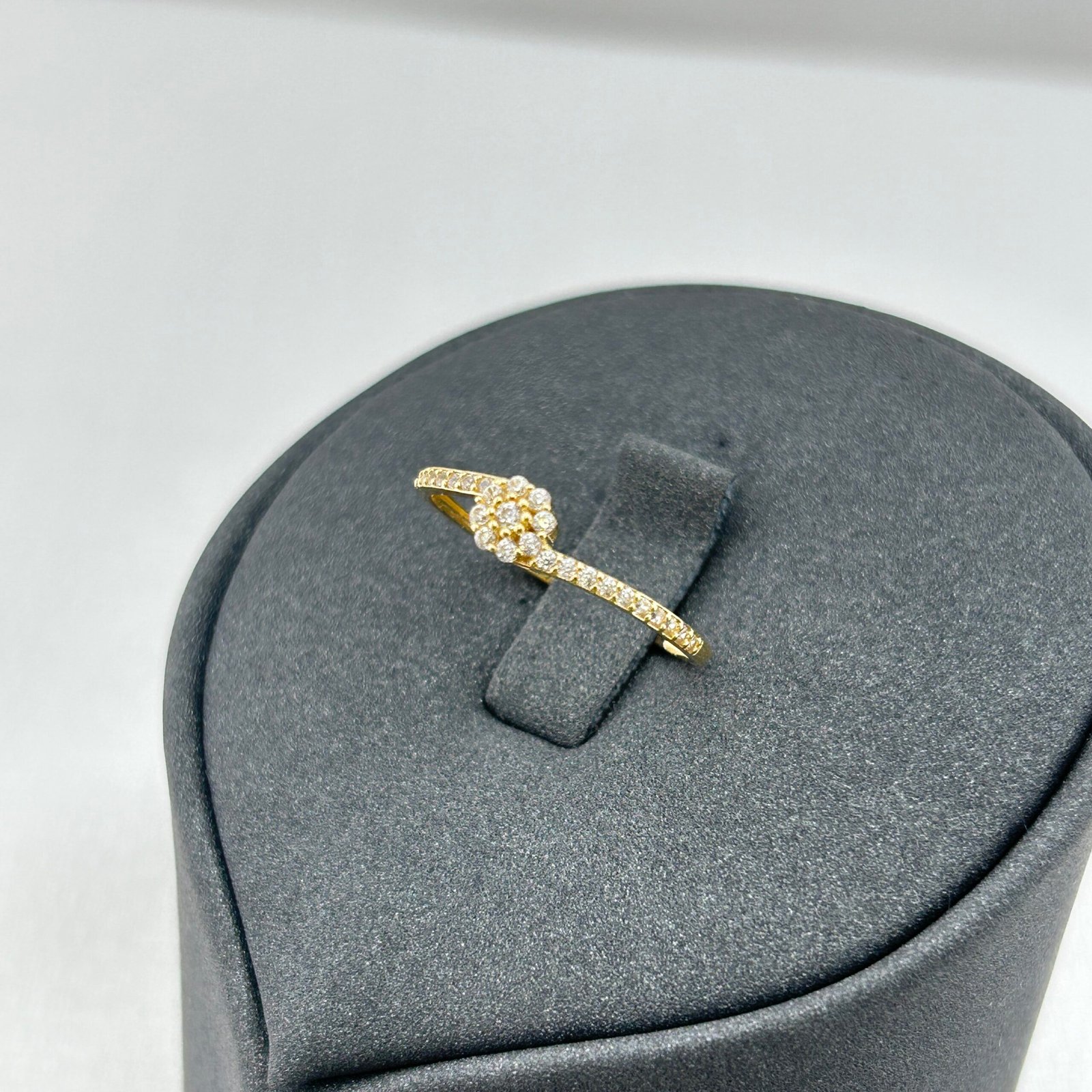 IMG_2141 خاتم ذهب عيار 18 بفصوص ماسية ملتفة بتصميم راقٍ من جولدانا