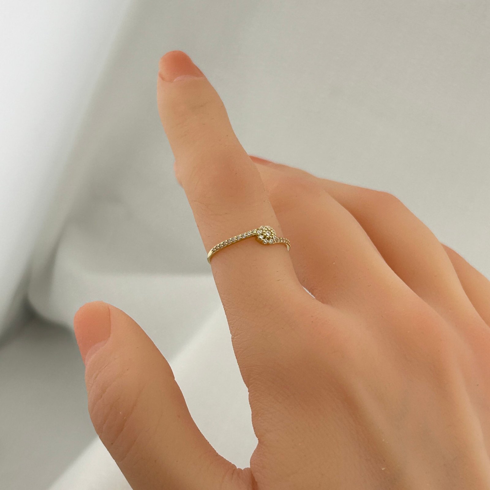 IMG_2142 خاتم ذهب عيار 18 بفصوص ماسية ملتفة بتصميم راقٍ من جولدانا