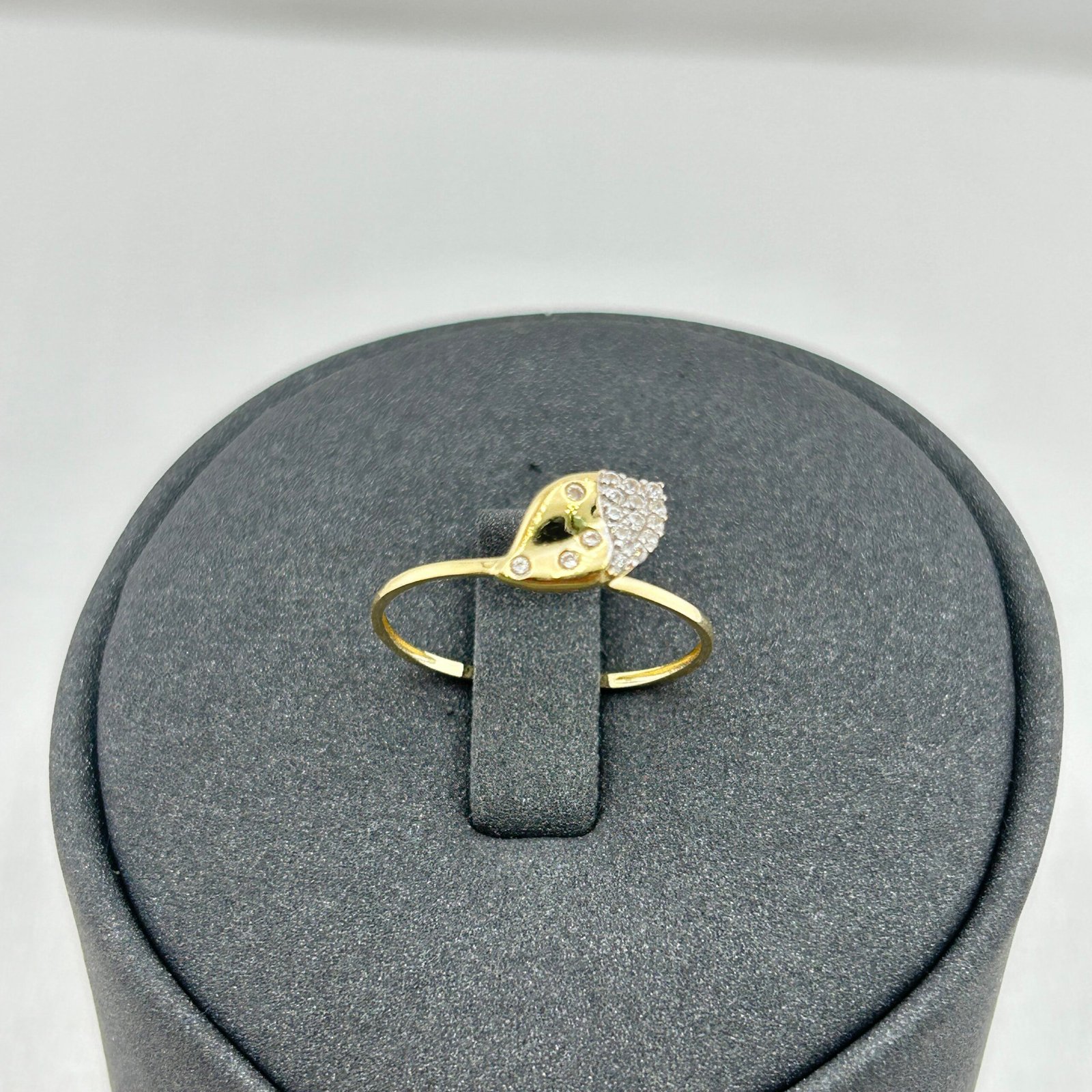 خاتم ذهب عيار 18 بفص دمعة لامع وتصميم ماسي أنيق من جولدانا