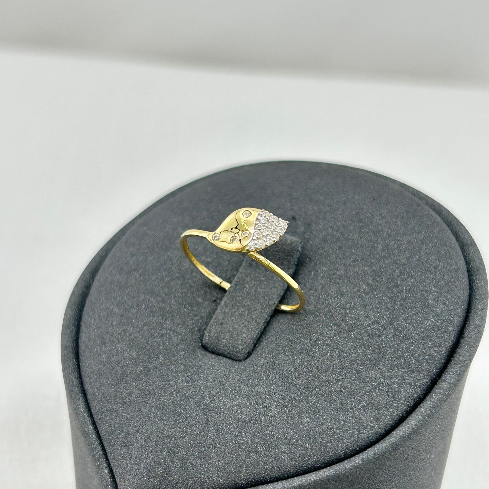 IMG_2149 خاتم ذهب عيار 18 بفص دمعة لامع وتصميم ماسي أنيق من جولدانا