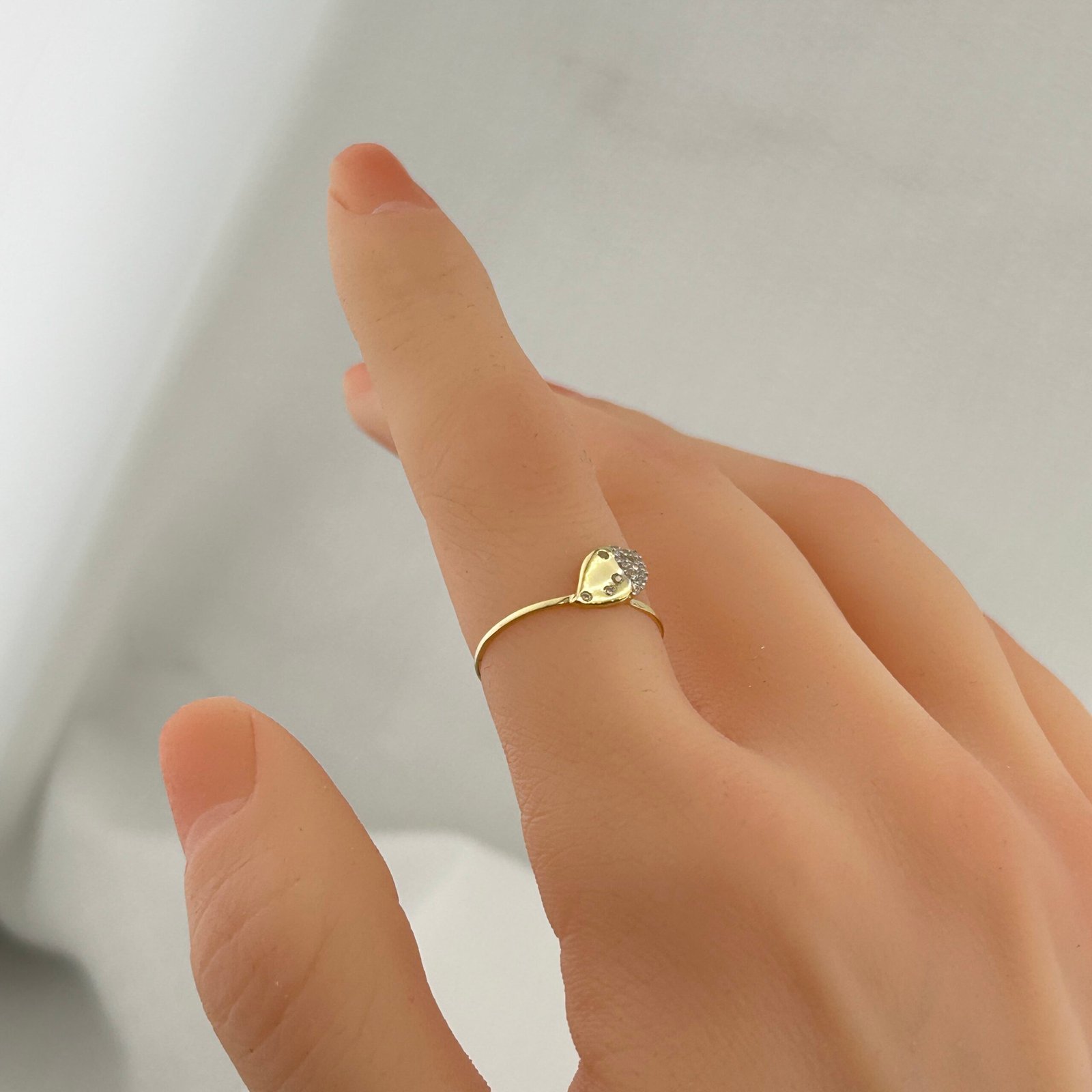 IMG_2150 خاتم ذهب عيار 18 بفص دمعة لامع وتصميم ماسي أنيق من جولدانا