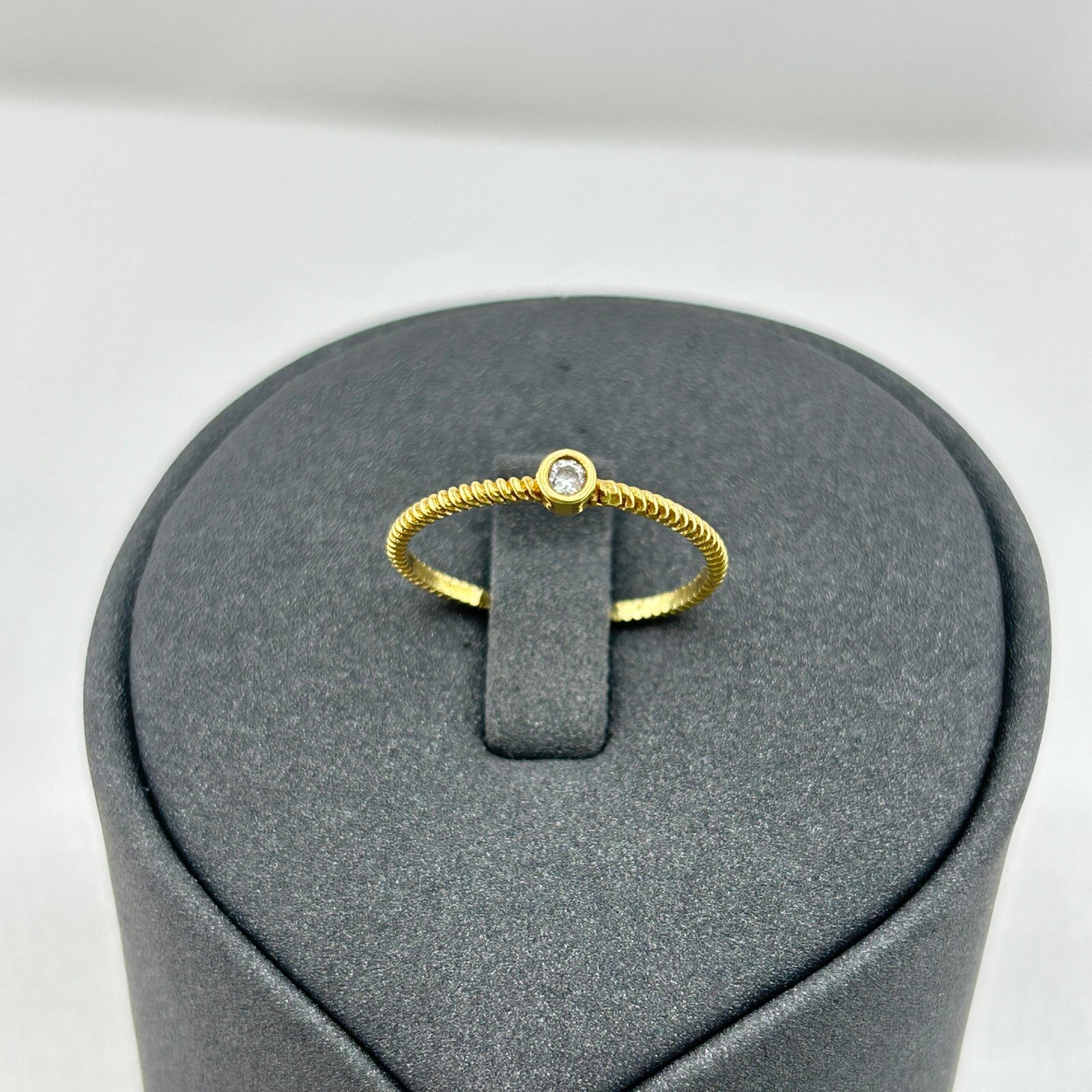 خاتم ذهب عيار 18 بفص مفرد على سلك ملتف بتصميم عصري من جولدانا