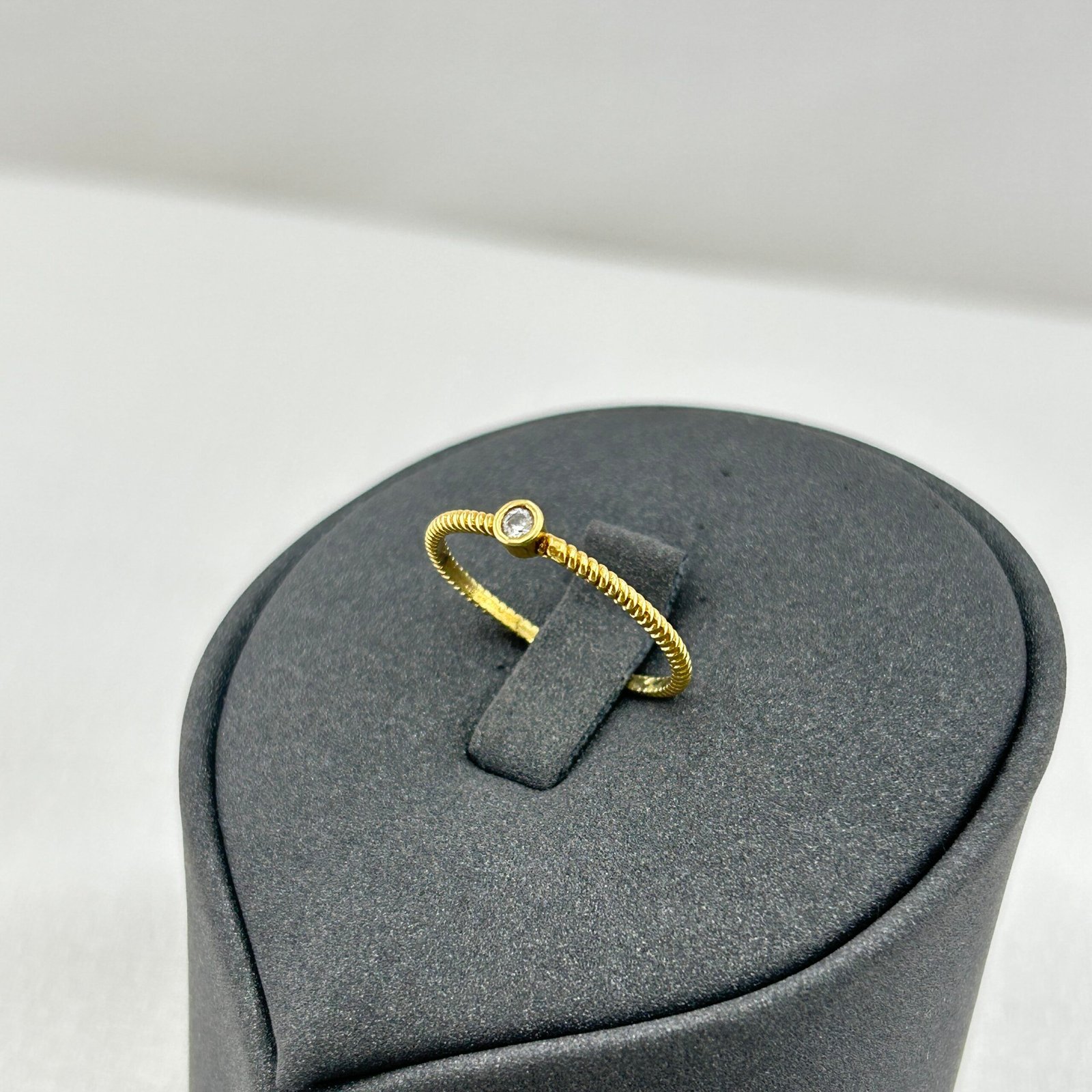 IMG_2153 خاتم ذهب عيار 18 بفص مفرد على سلك ملتف بتصميم عصري من جولدانا