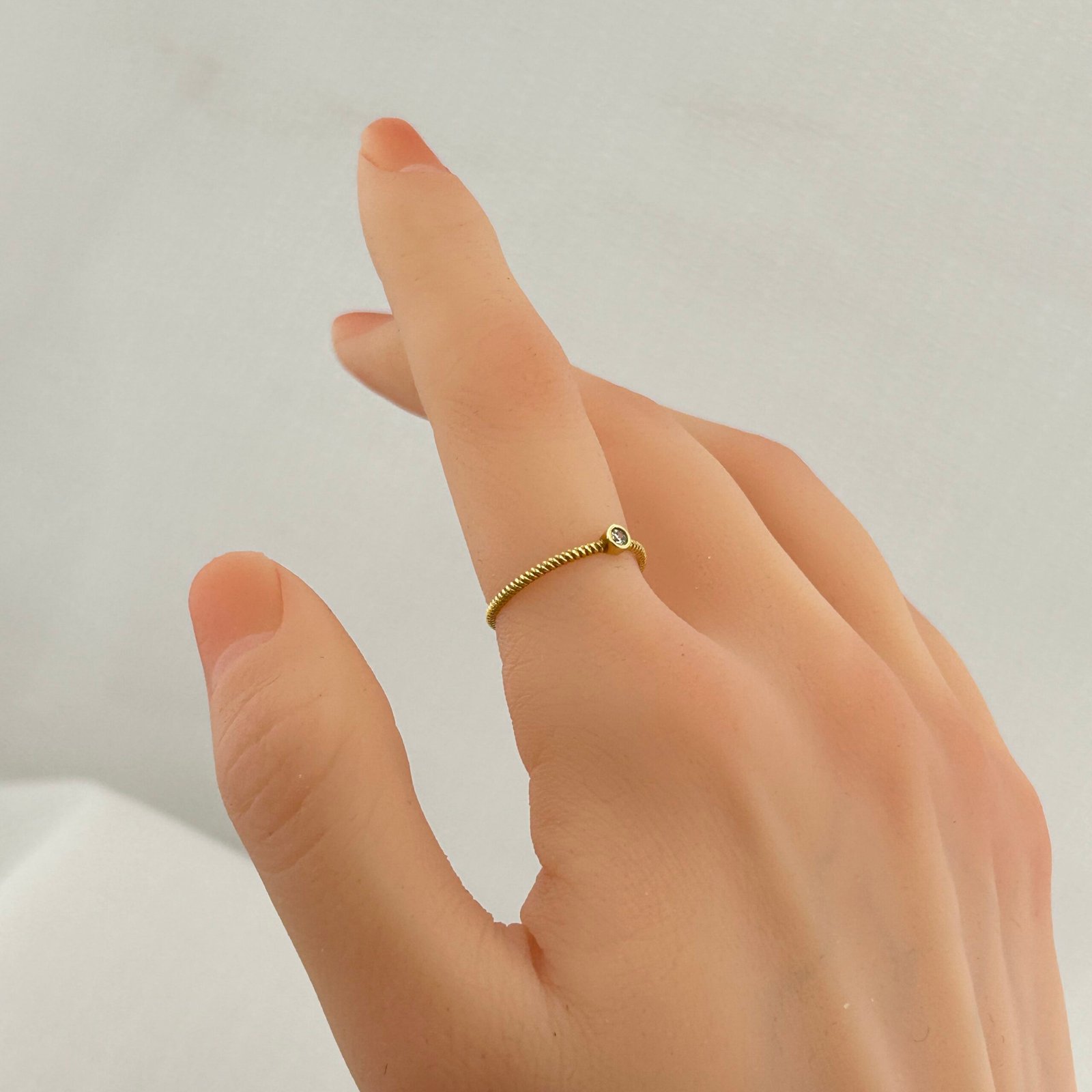 IMG_2154 خاتم ذهب عيار 18 بفص مفرد على سلك ملتف بتصميم عصري من جولدانا