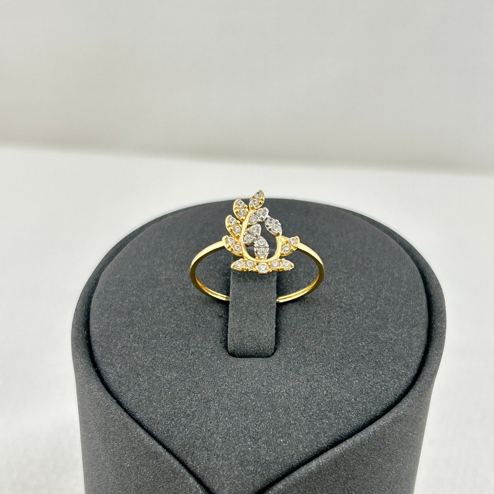 خاتم ذهب عيار 18 بتصميم تاج أوراق مرصع بفصوص ناعمة من جولدانا