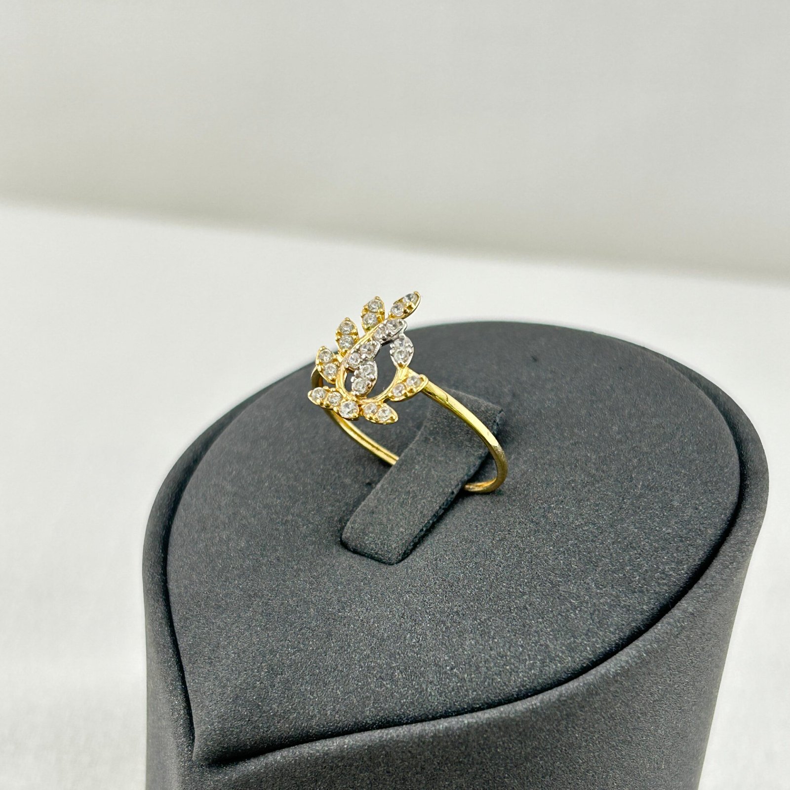 IMG_2157 خاتم ذهب عيار 18 بتصميم تاج أوراق مرصع بفصوص ناعمة من جولدانا