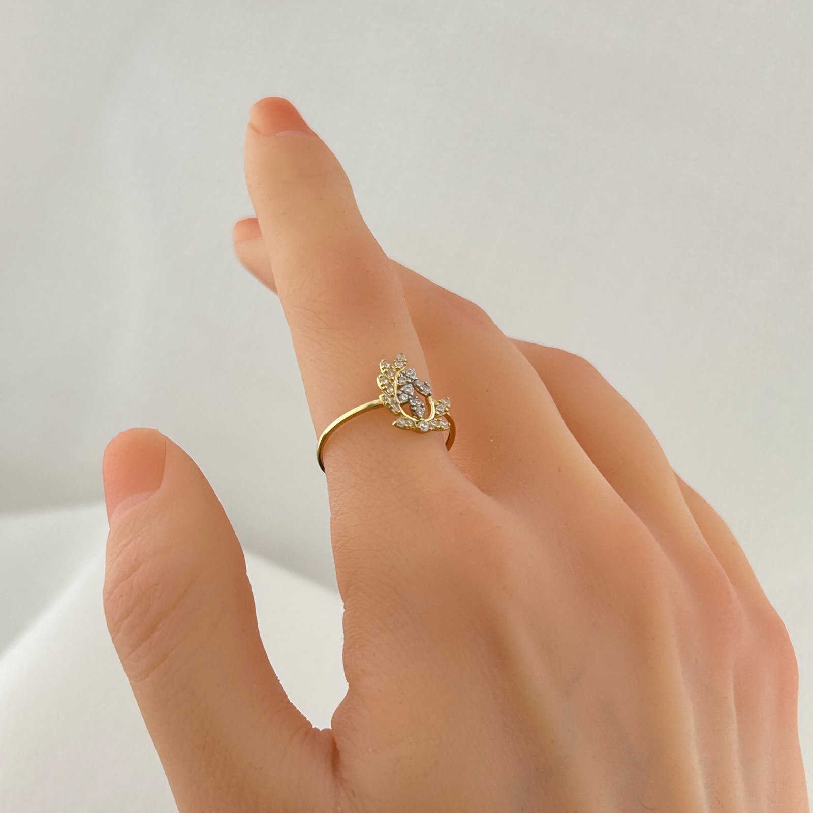 IMG_2158 خاتم ذهب عيار 18 بتصميم تاج أوراق مرصع بفصوص ناعمة من جولدانا