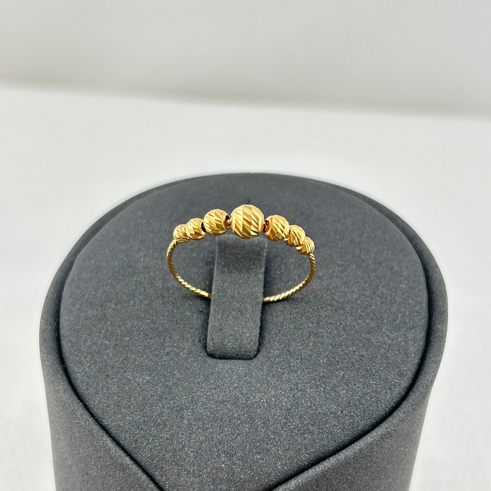 خاتم ذهب عيار 18 بكور منقوشة تصميم أنثوي عصري من جولدانا