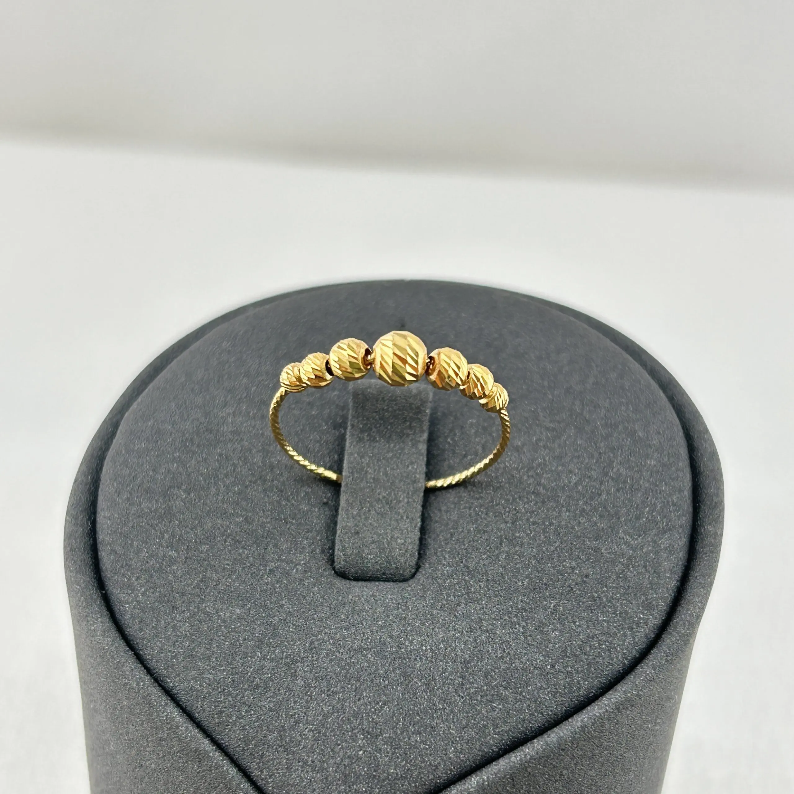 خاتم ذهب عيار 18 بكور منقوشة تصميم أنثوي عصري من جولدانا